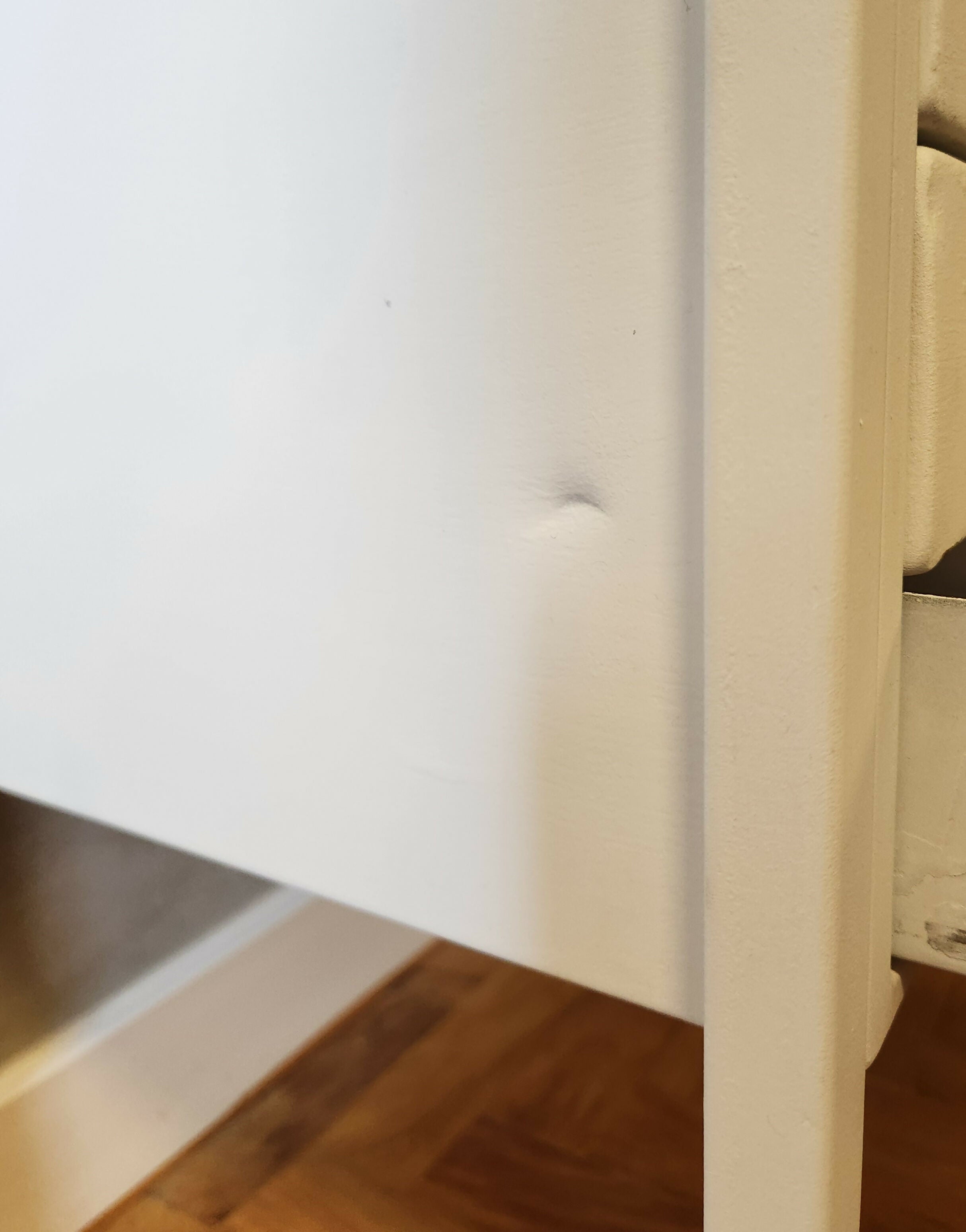 Escrivaninha Antiga em ferro com pintura branca