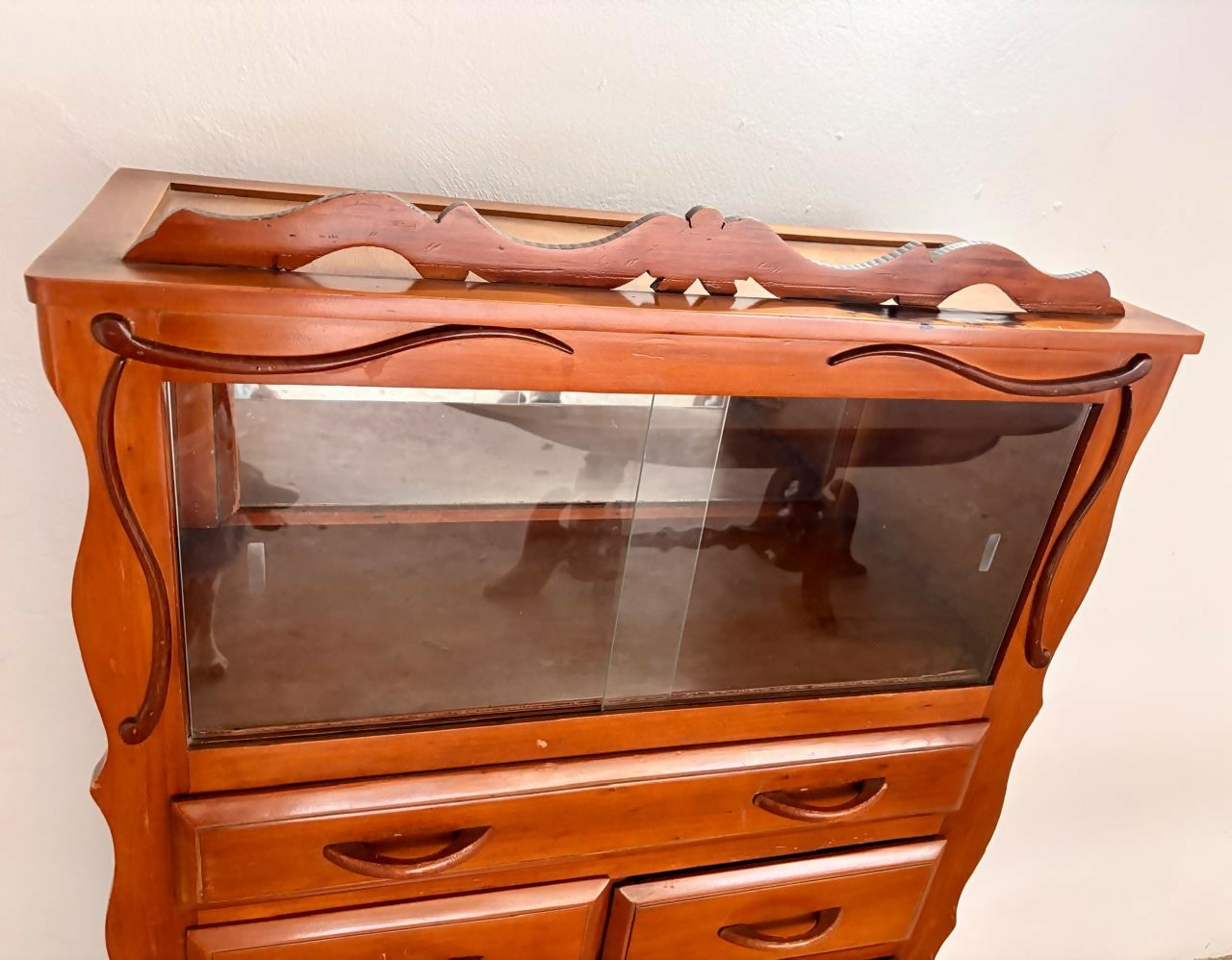 Armário / Cristaleira em madeira com gavetas