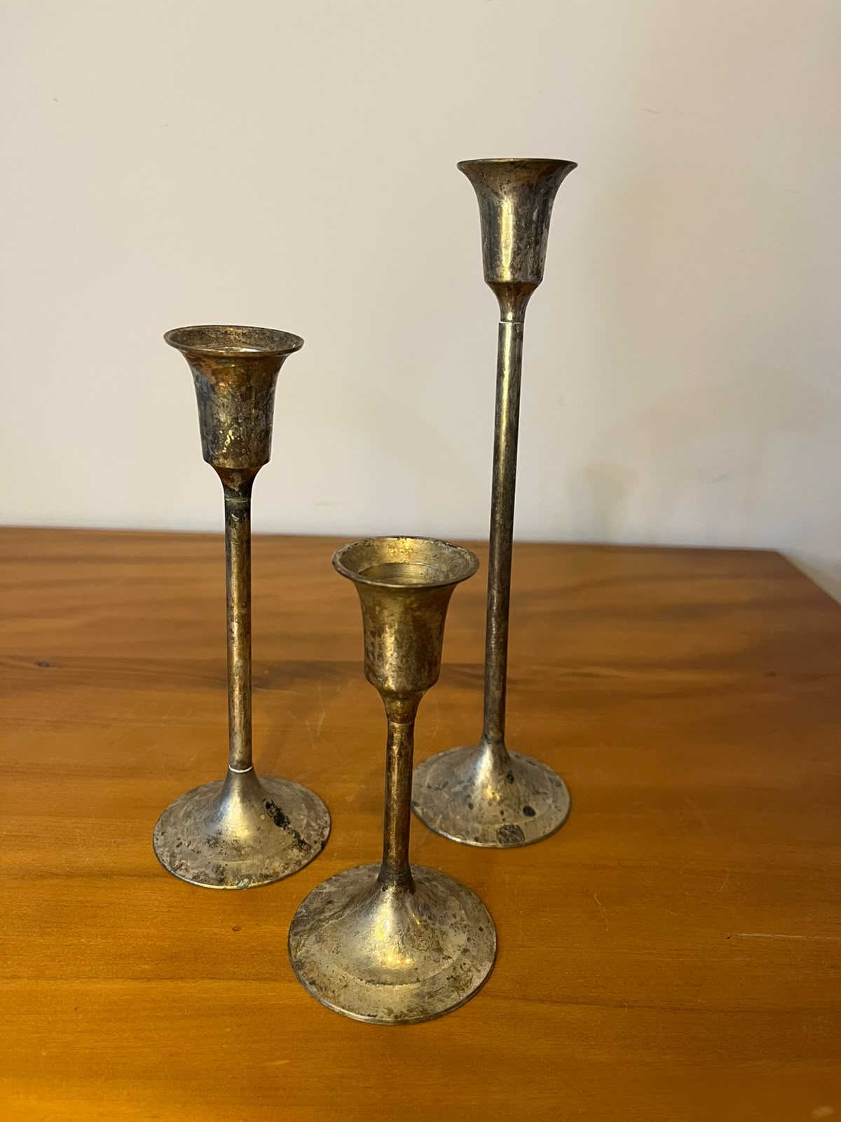 Trio de castiçais em metal prateado – International Silver Co. | 23, 18 e 13 cm