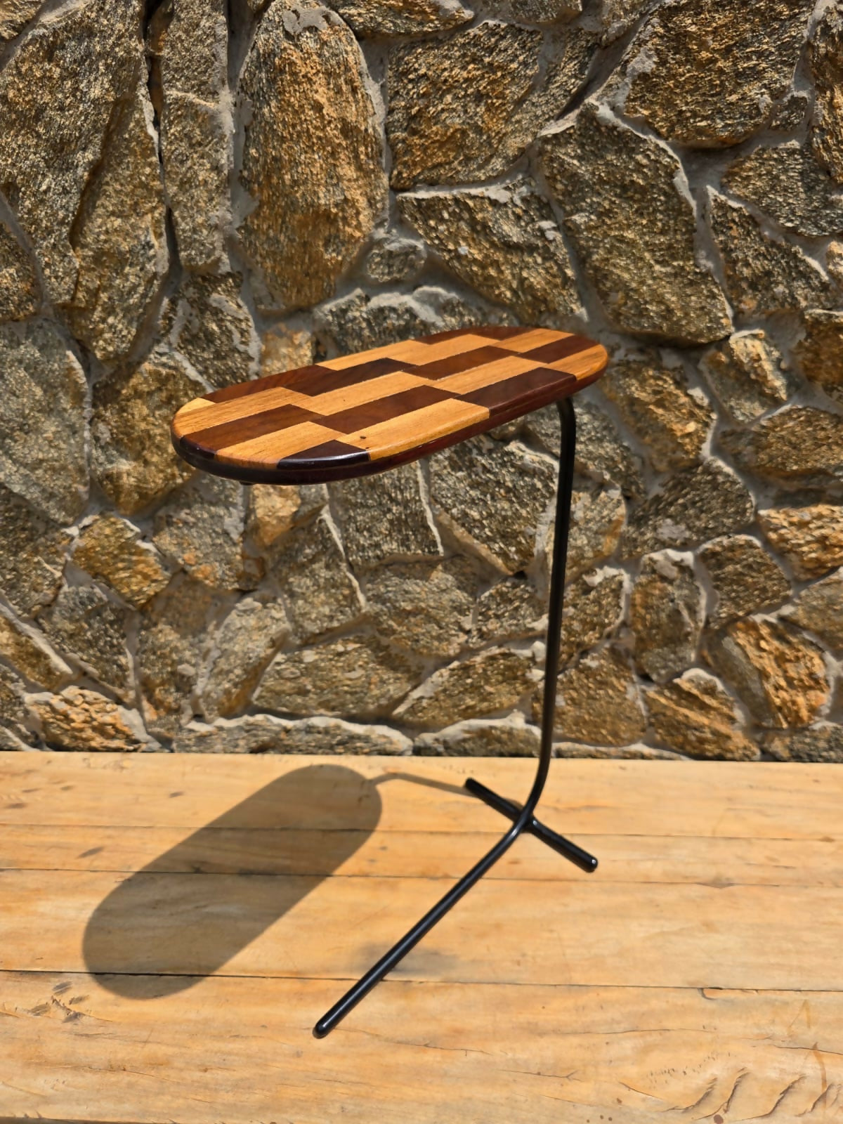 Mesa marchetada com imbuia e freijó e estrurura em ferro maciço.