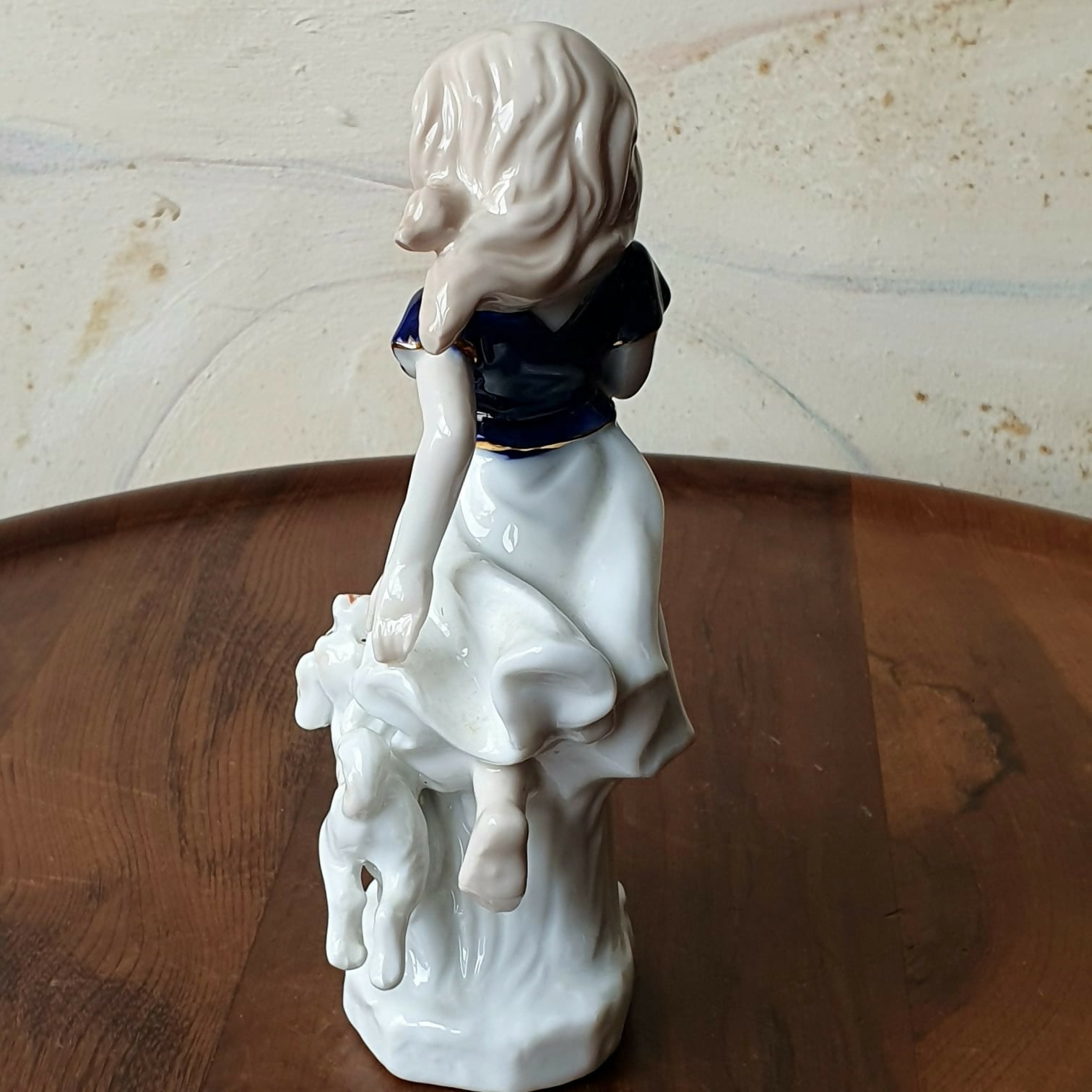 Escultura Menina com o cão em porcelana espanhola Lladró
