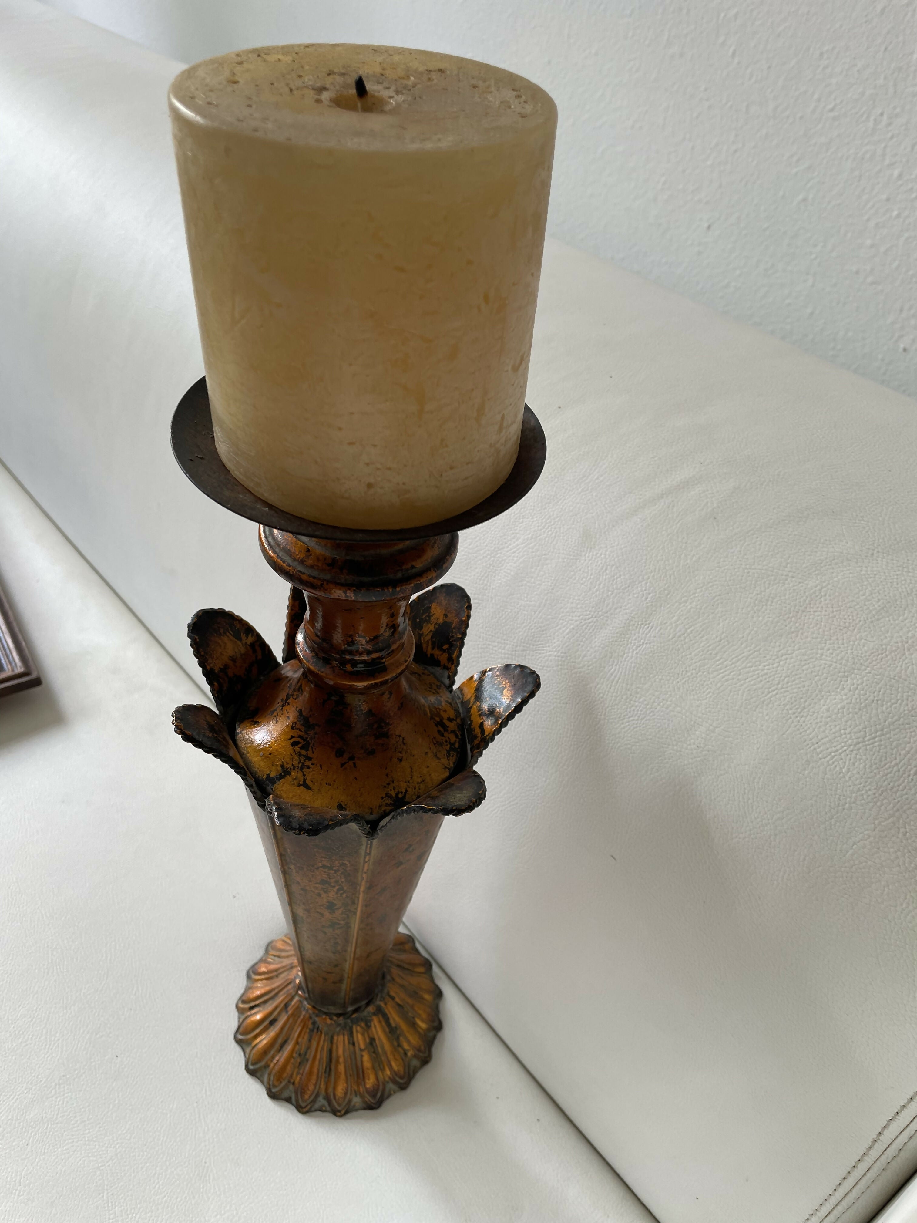 Castiçal indiano em metal com vela