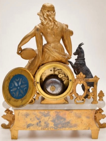 Relógio de Lareira em Petit Bronze Dourado e Alabastro Branco retratando figura feminina 