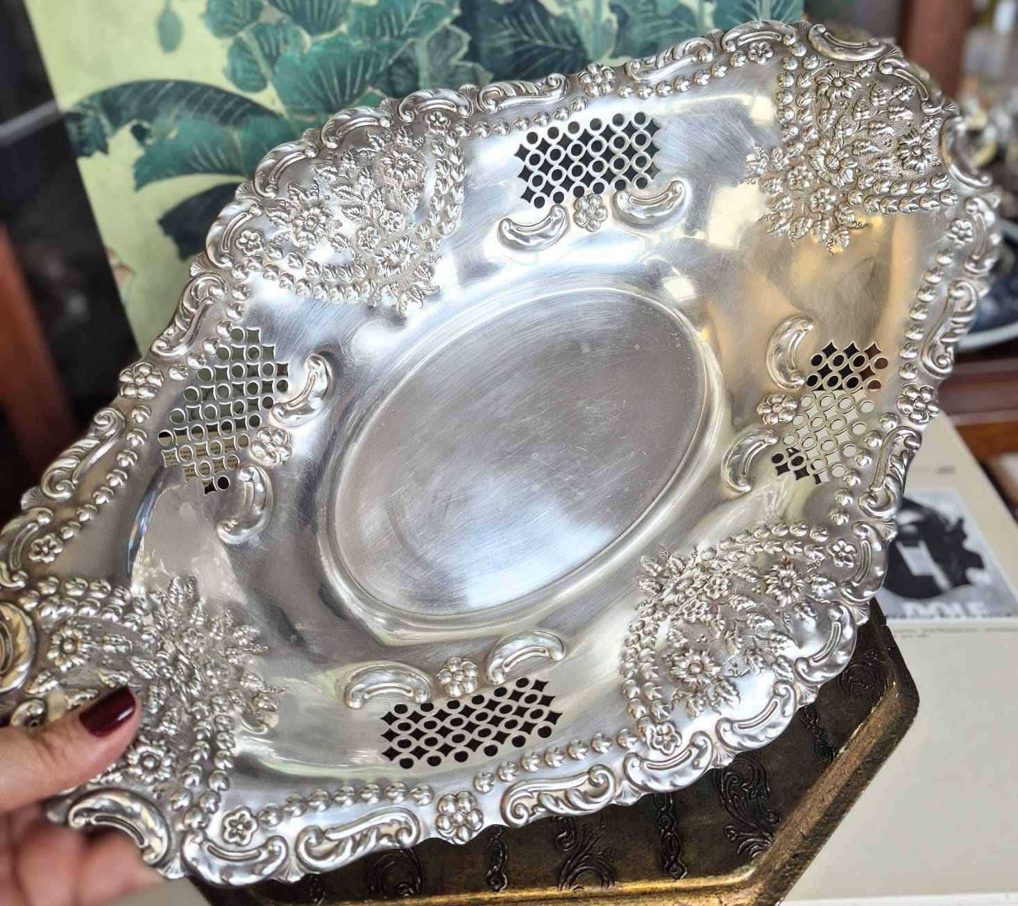 Centro de mesa grande, Art Noveau, oval, em trabalho vazado, cinzelado à mão em alto relevo (repoussé), em metal espessurado à prata tripla 