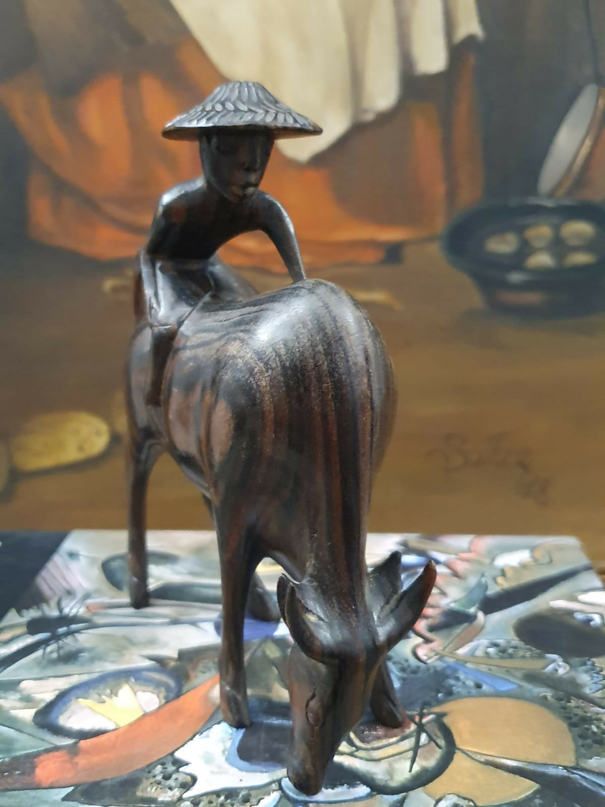 Incrível escultura em madeira de jacarandá tailandês de homem camponês montado em um boi