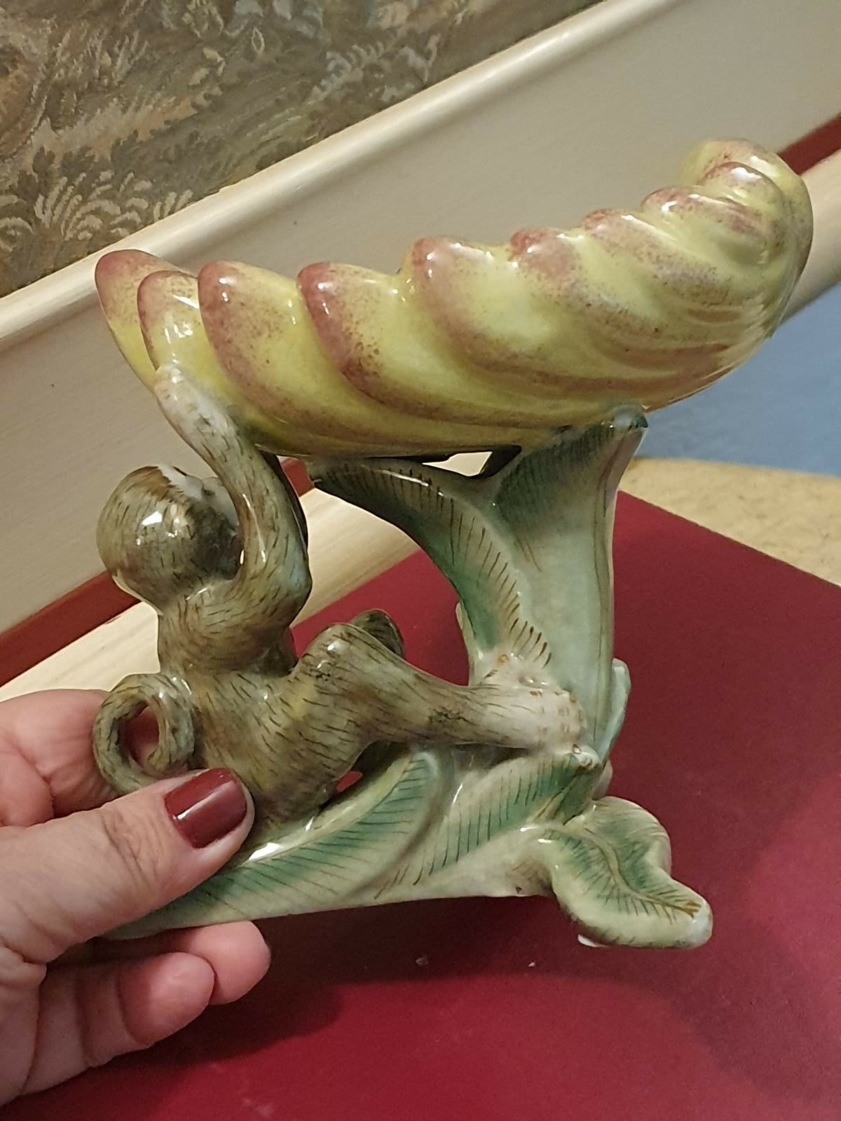 Escultura em cerâmica chinesa vintage, em formato de macaco segurando uma folha / concha. Perfeito estado!