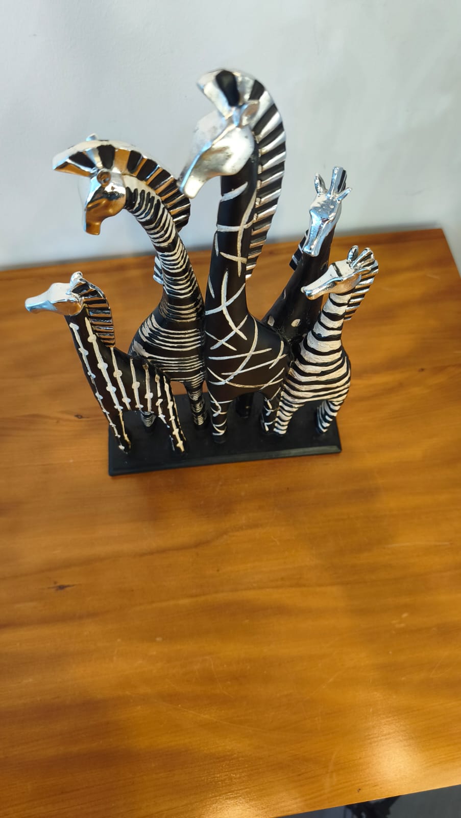 Escultura Decorativa de Cinco Zebras Estilizadas em Preto e Prateado – 40 cm