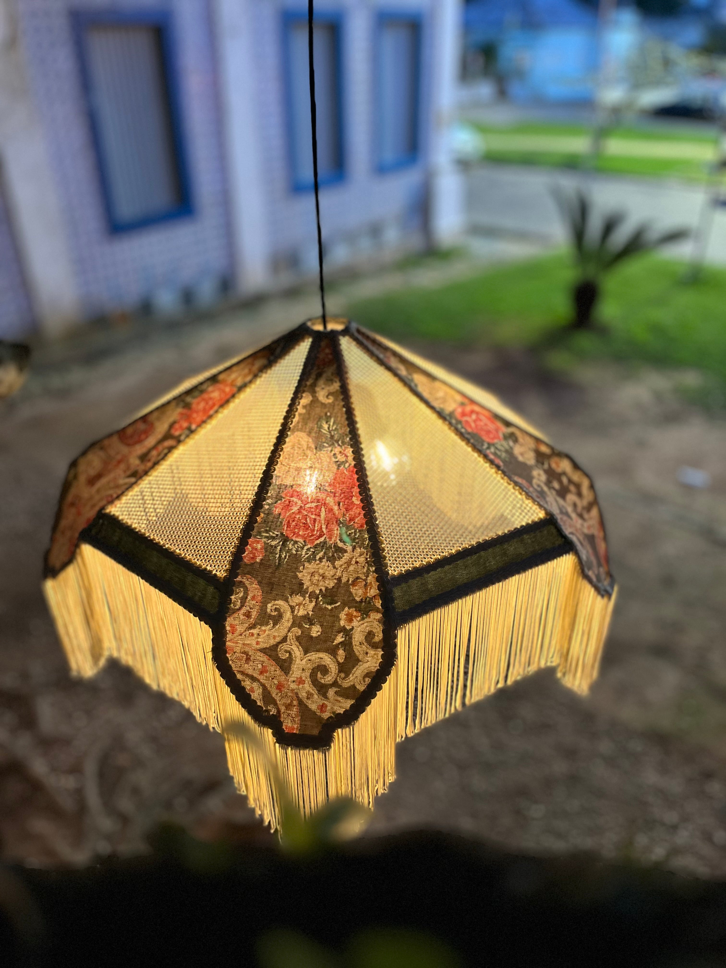 Lustre pendente com franjas e tecidos - Volà Gallery