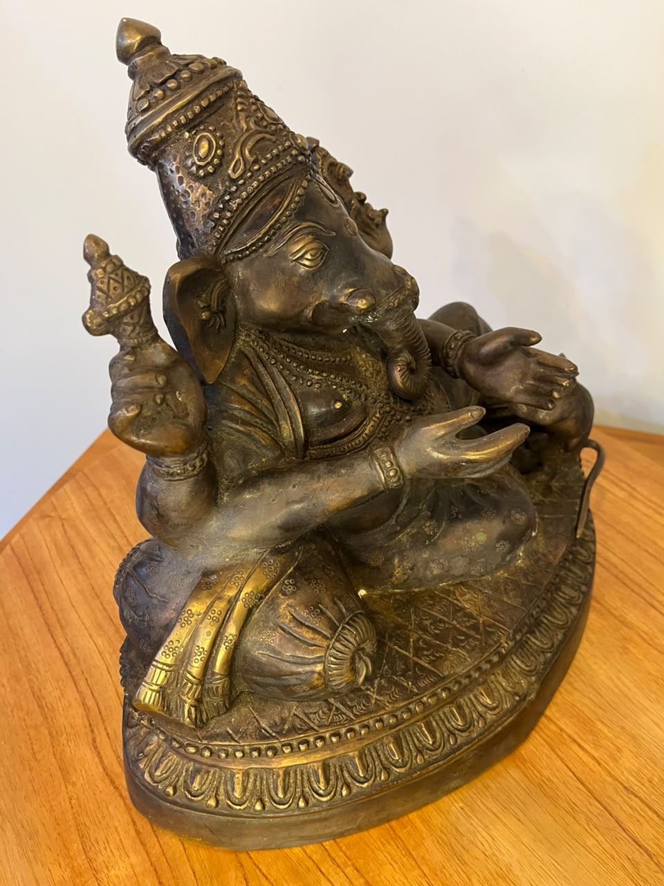 Escultura de Ganesha em ferro fundido – 30 × 30 cm
