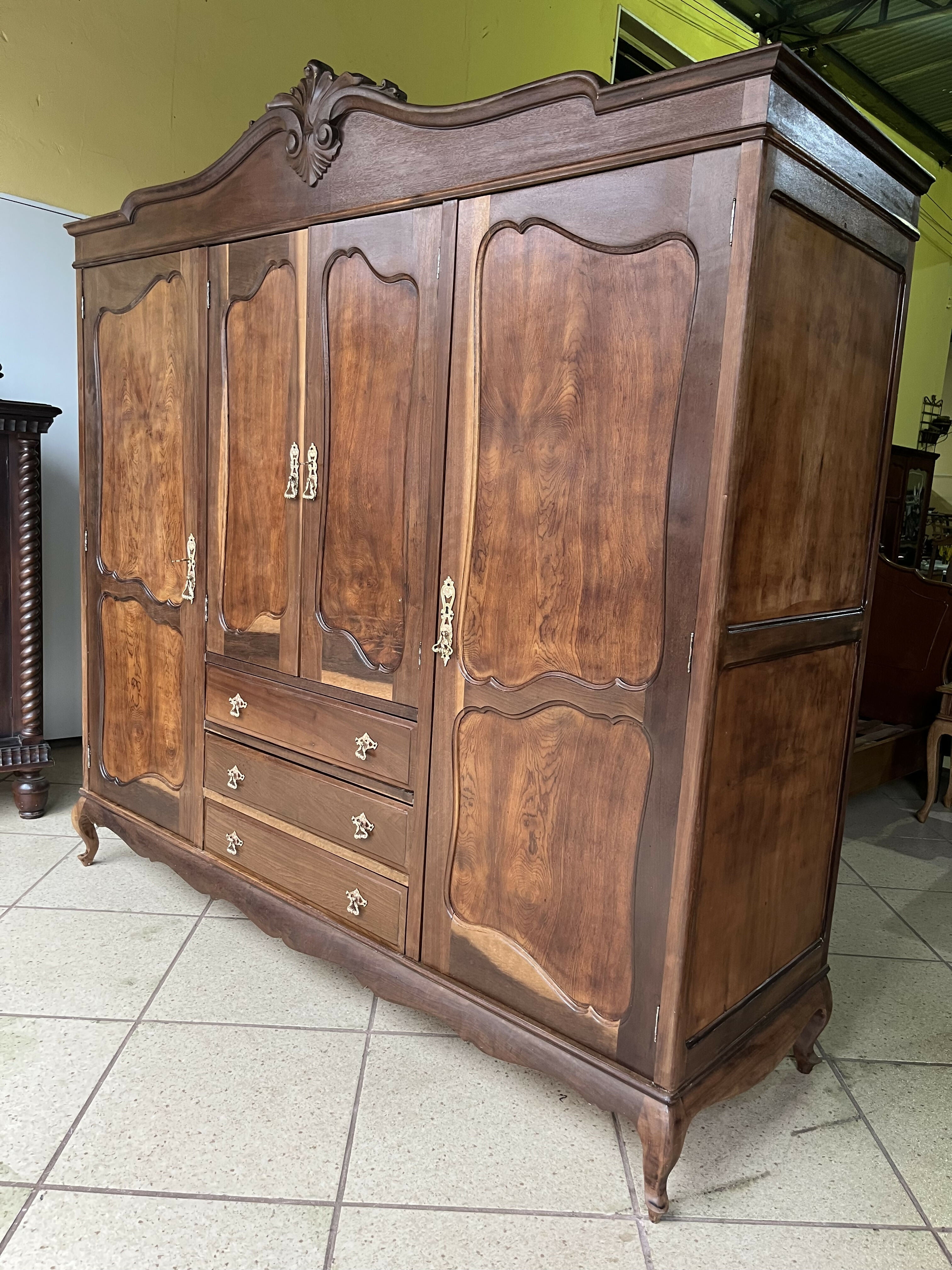 BELÍSSIMO GUARDA ROUPAS DE CASAL IMBUIA RESTAURADO