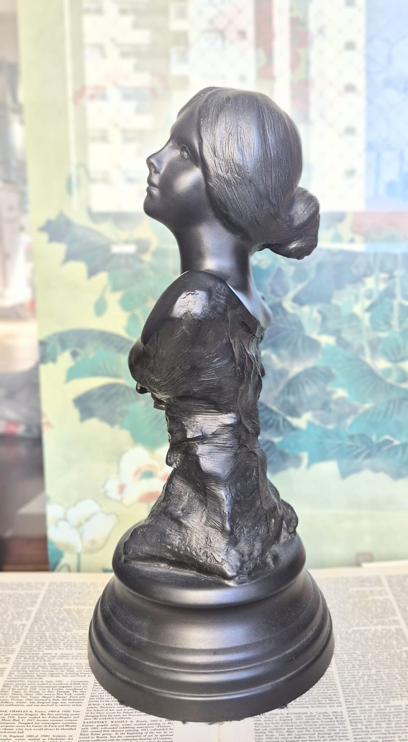 Busto feminino Art Noveau incrível em Petit bronze.  Grande e impecável