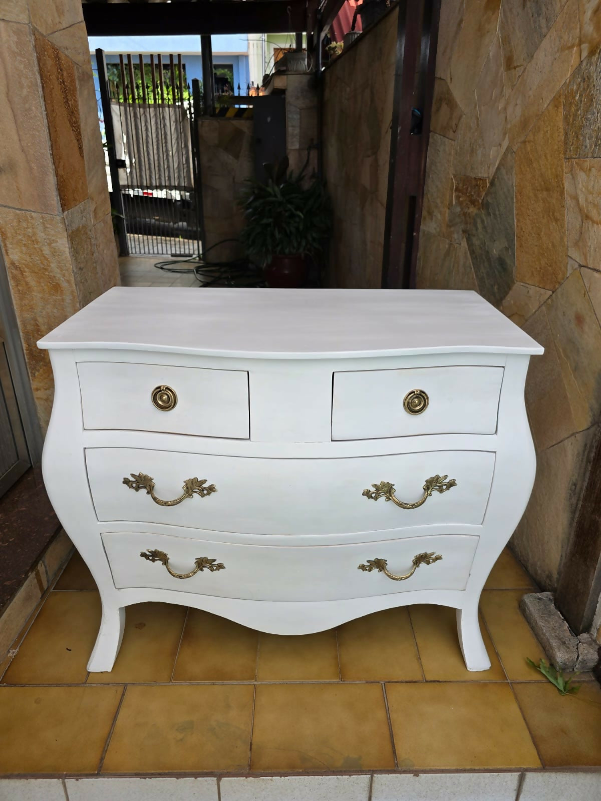 Cômoda branca estilo bombê com puxadores em bronze