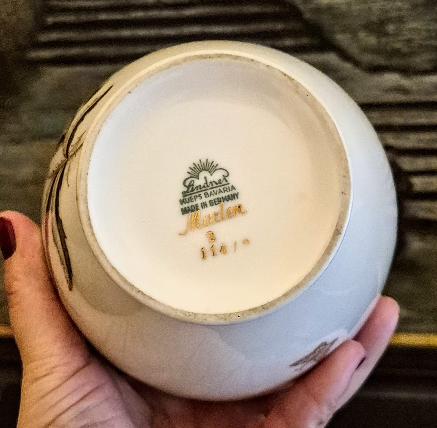 Potiche em porcelana finíssima alemã Bavaria Lindner Kueps, estilo Marlen, inteiro dourado à ouro.  