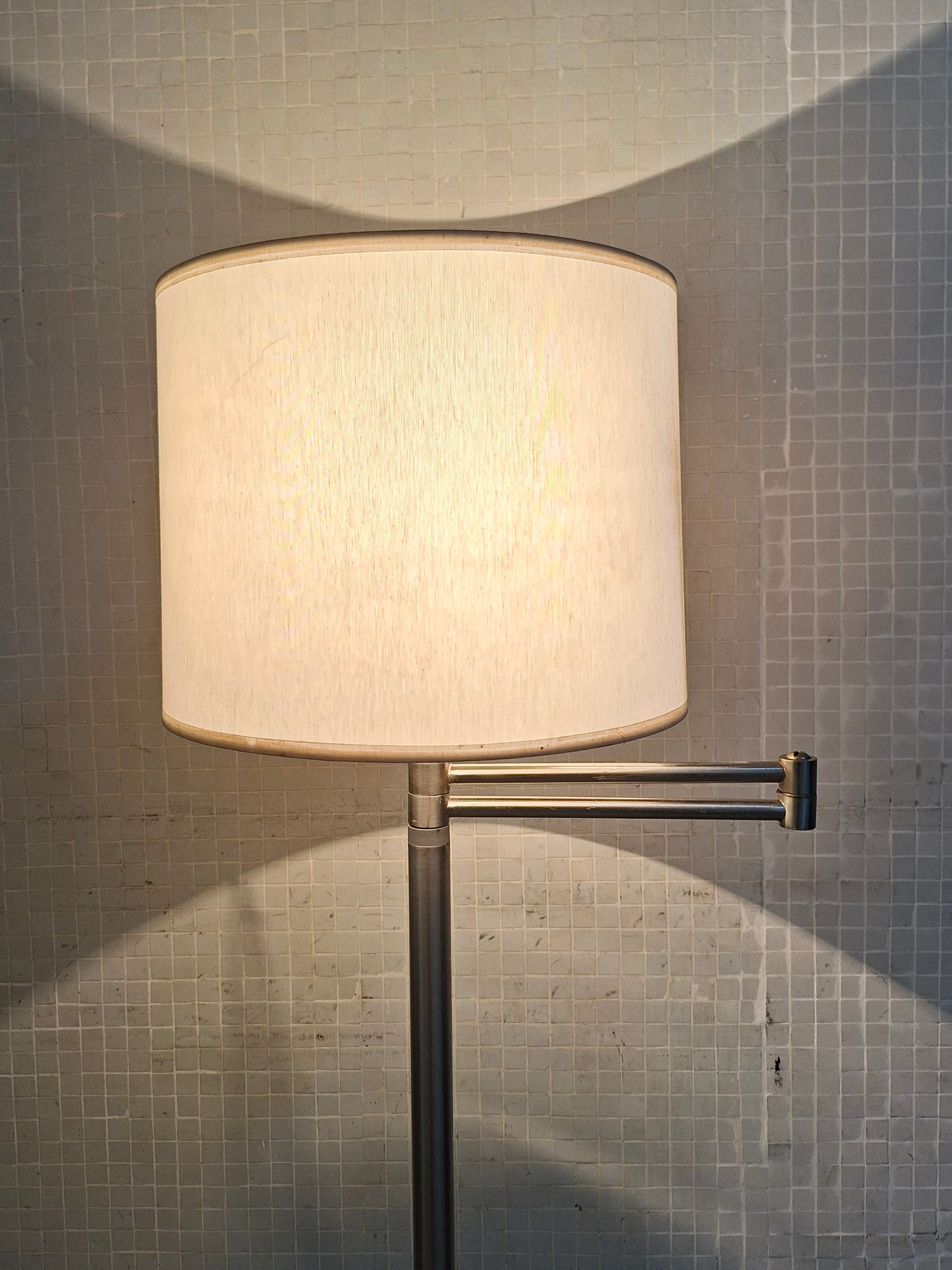 Luminária de Piso Design em metal escovado e cúpula branca 
