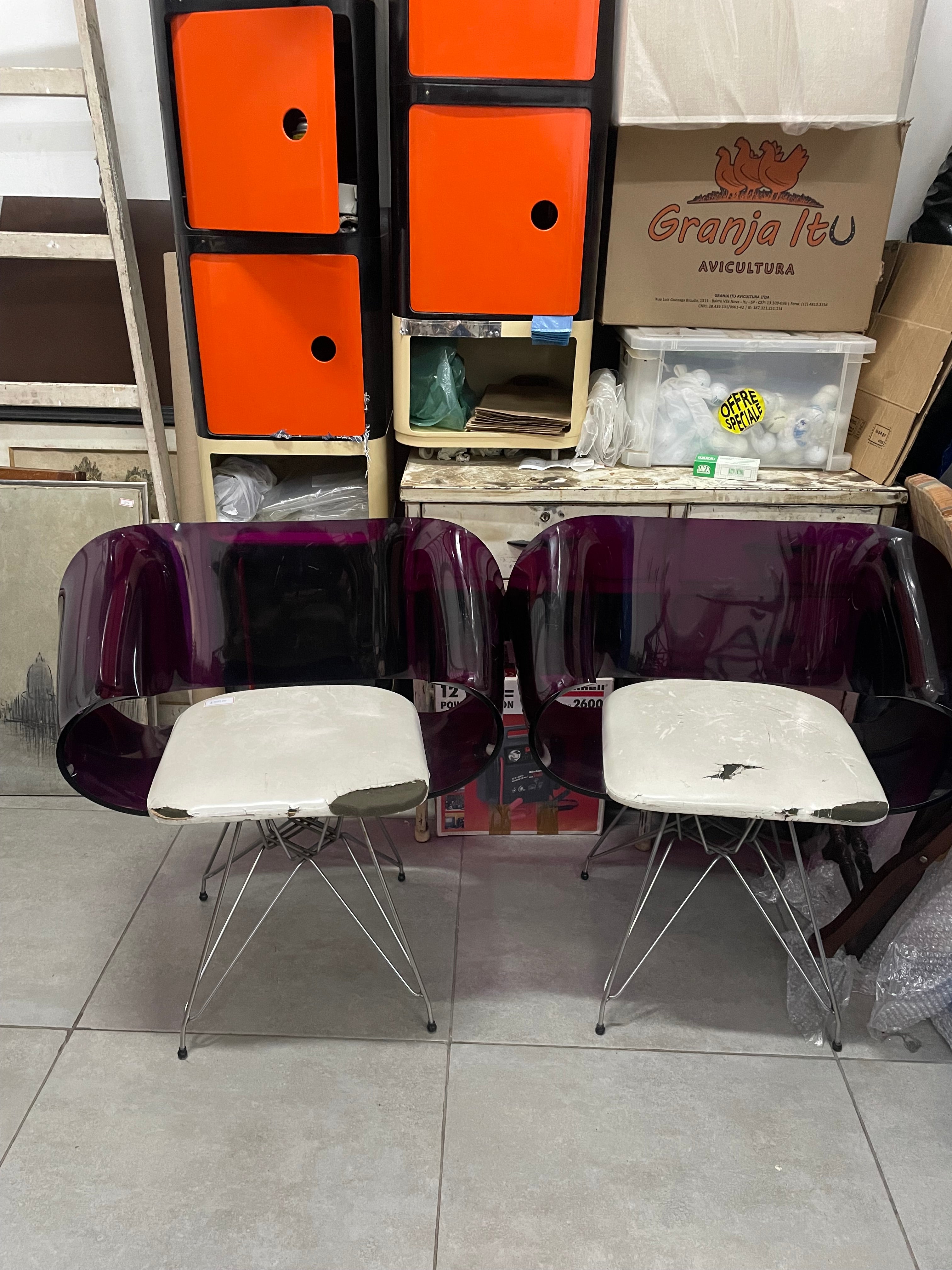 Par de Cadeira Loop – Infiniti em Acrílico roxo Translúcido e assento branco 