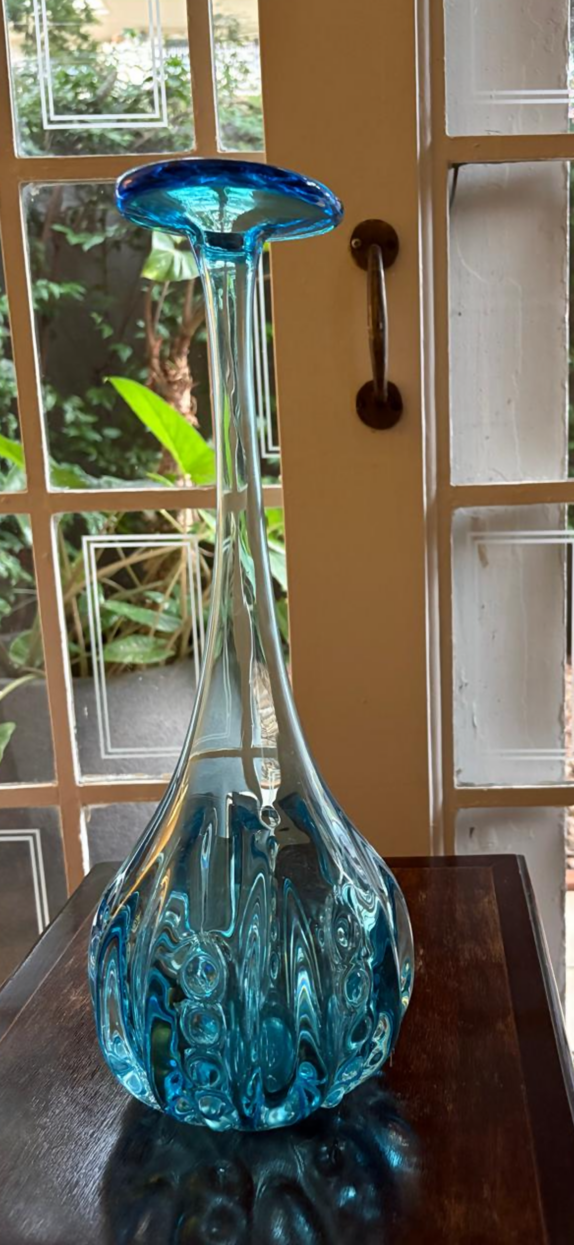 Vaso antigo em vidro azul unifleur