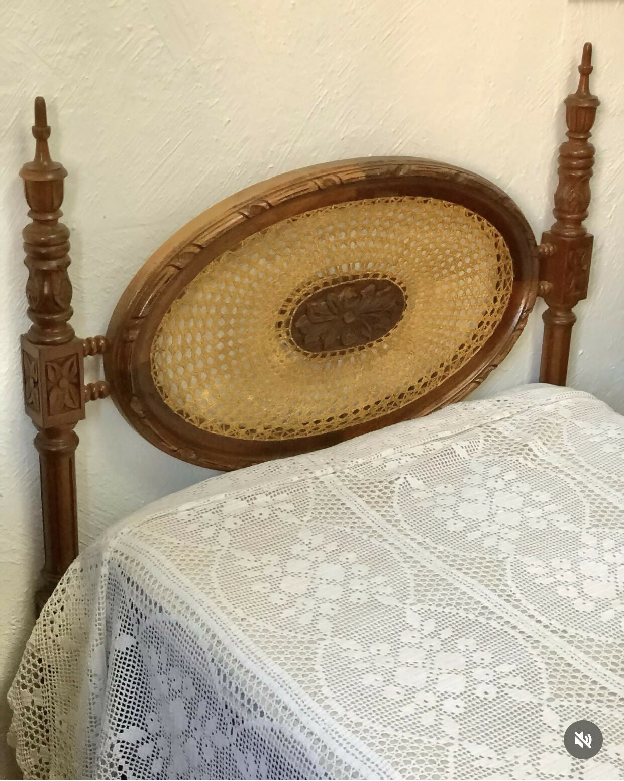 Cama vintage de solteiro em madeira nobre de cerejeira e palhinha natural.