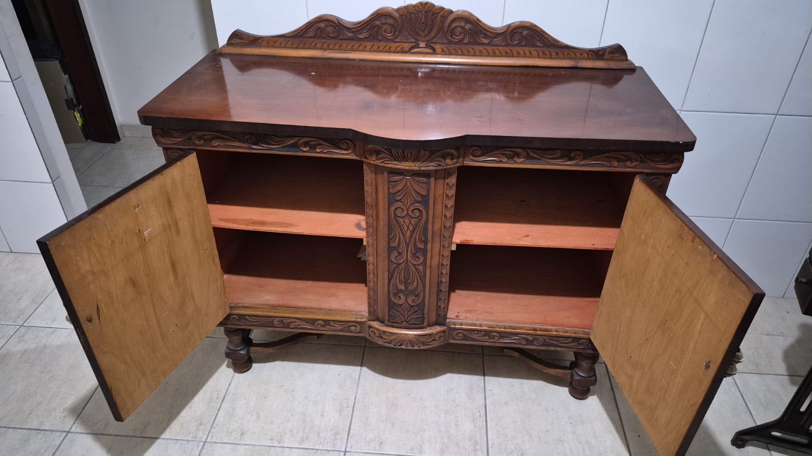 Buffet Antigo em Madeira com Marchetaria e Entalhes Decorativos
