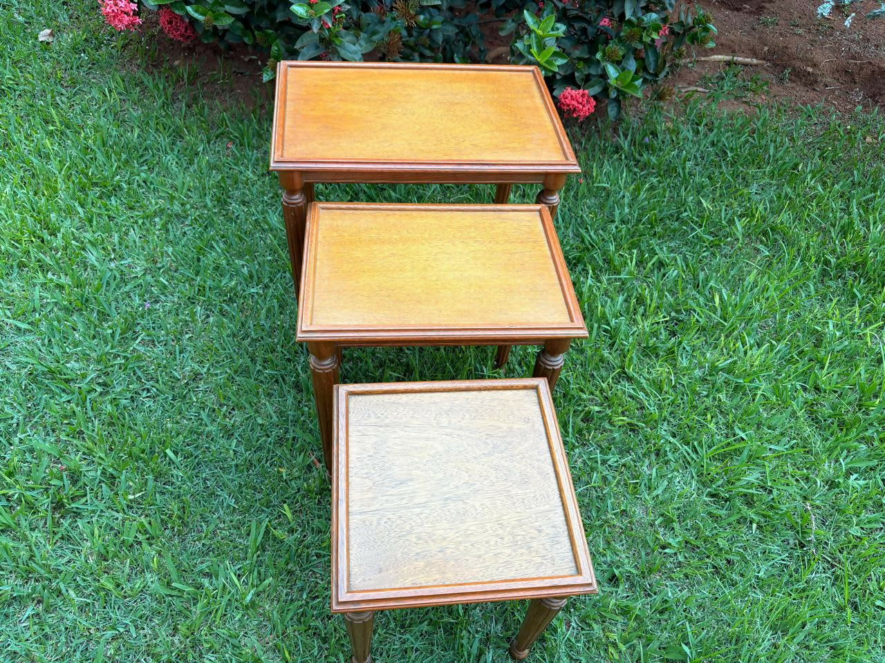 Trio de mesinhas (ninho) em madeira