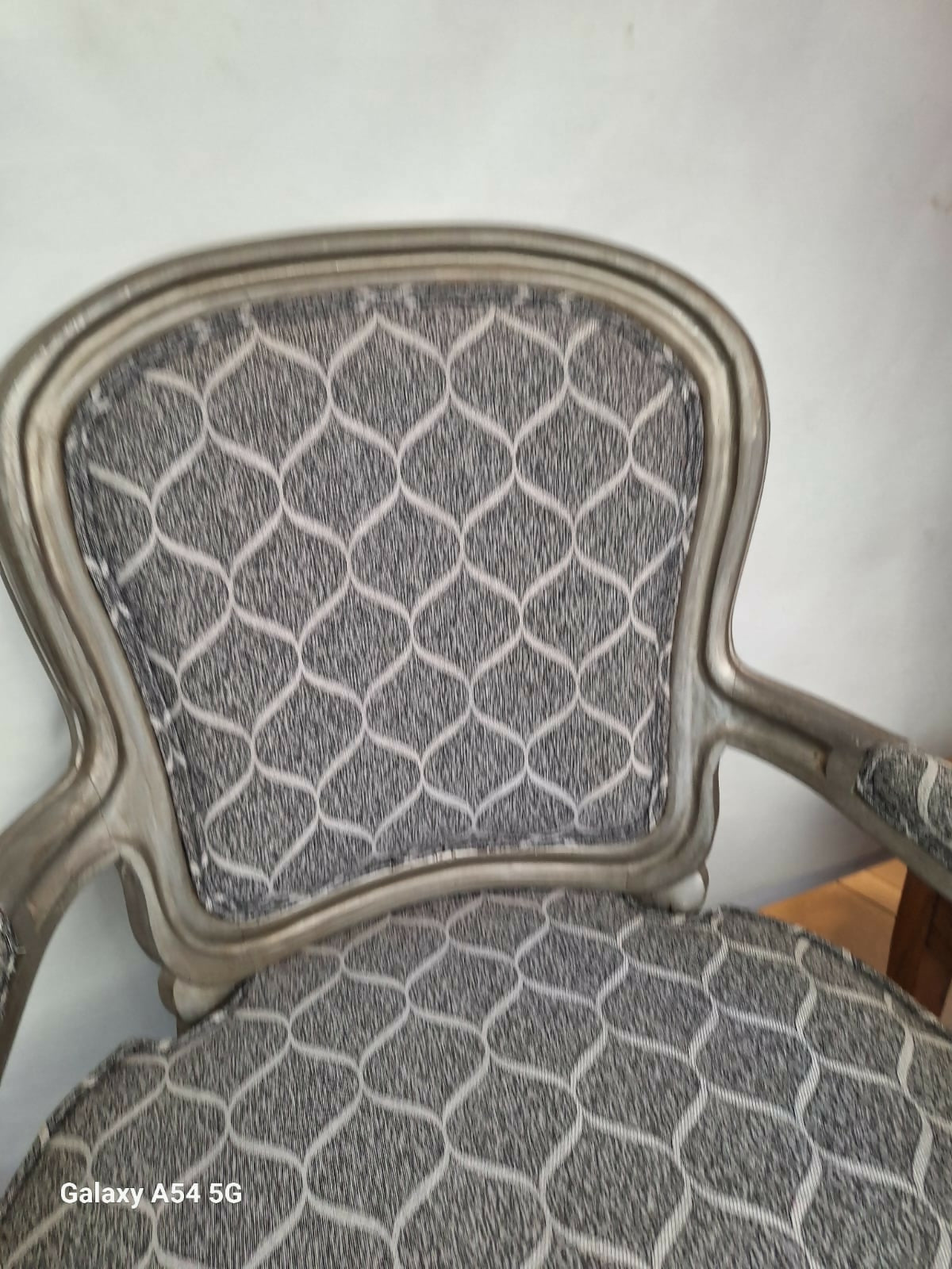 Poltrona com estofado estampado