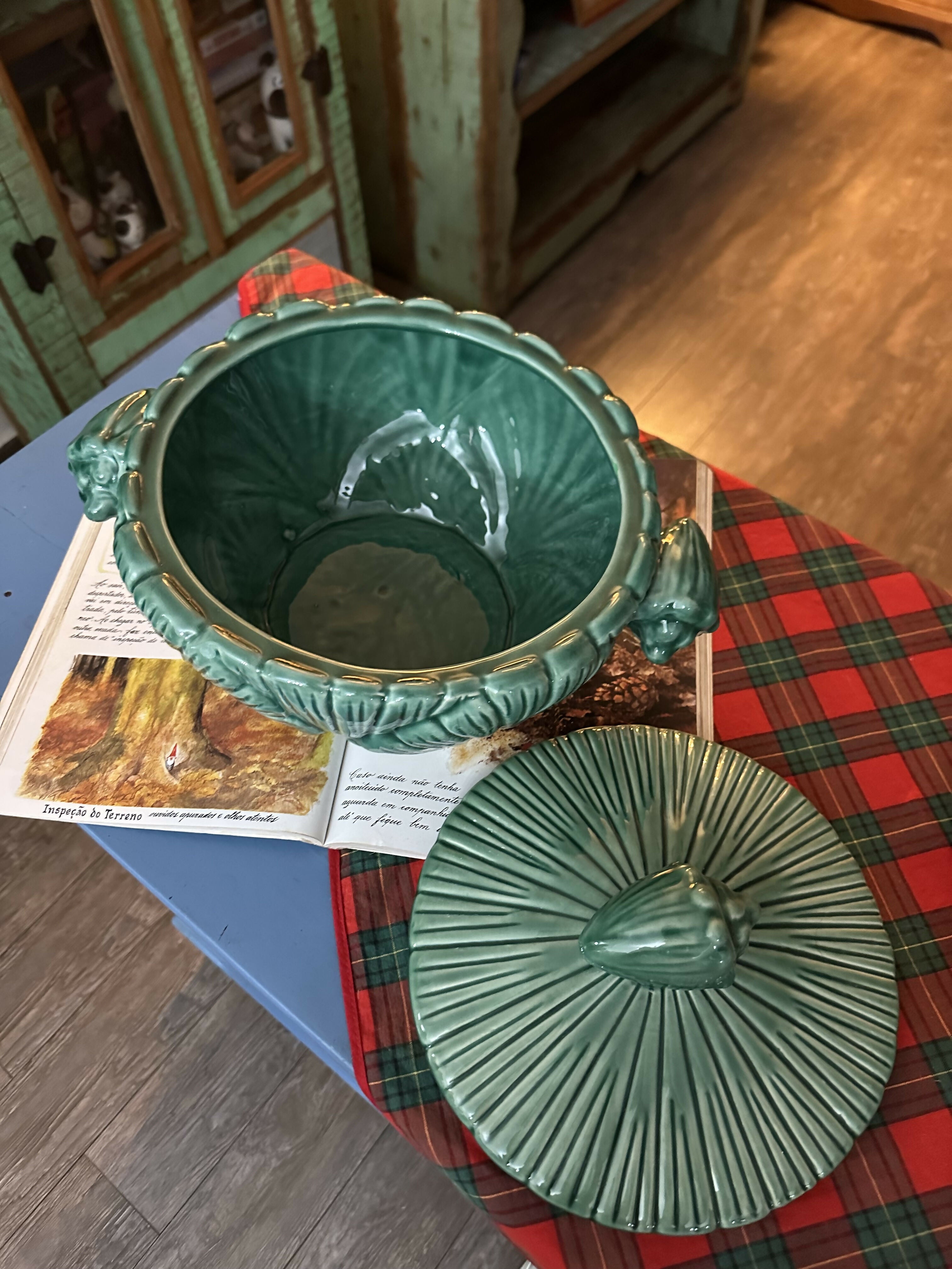 Vintage terrina / sopeira portuguesa generosa verde com ricos detalhes do mar