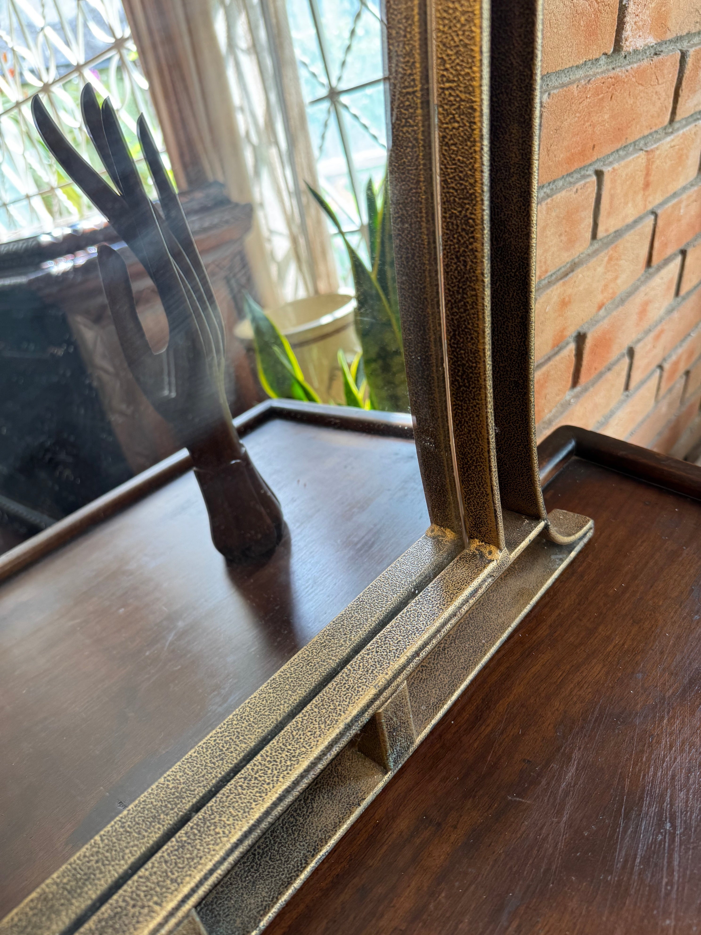 Espelho ArtDeco em metal com pátina