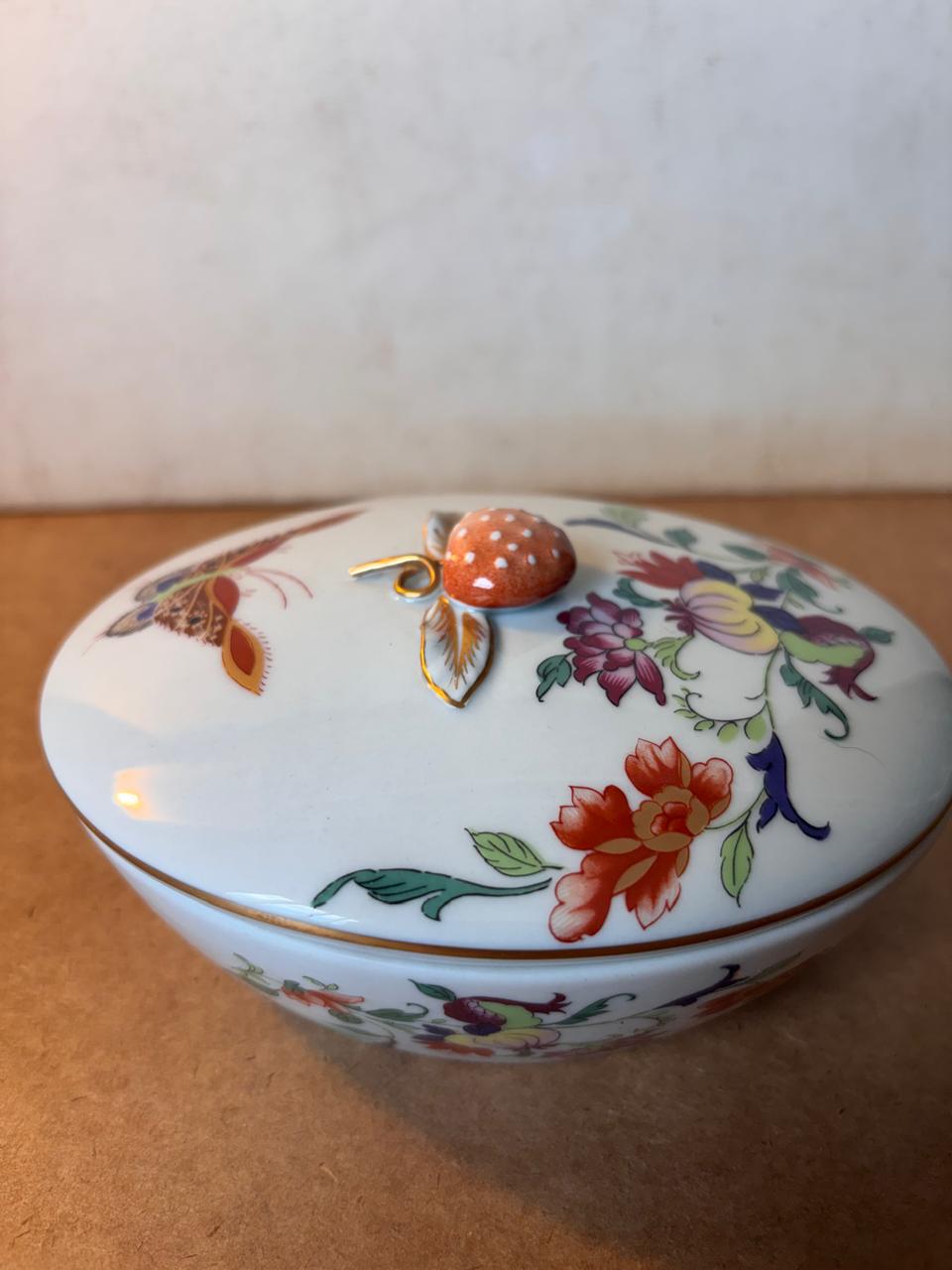 Caixa Oval Mildred Samatra em porcelana Vista Alegre com pegador de morango (DMCPS_776)