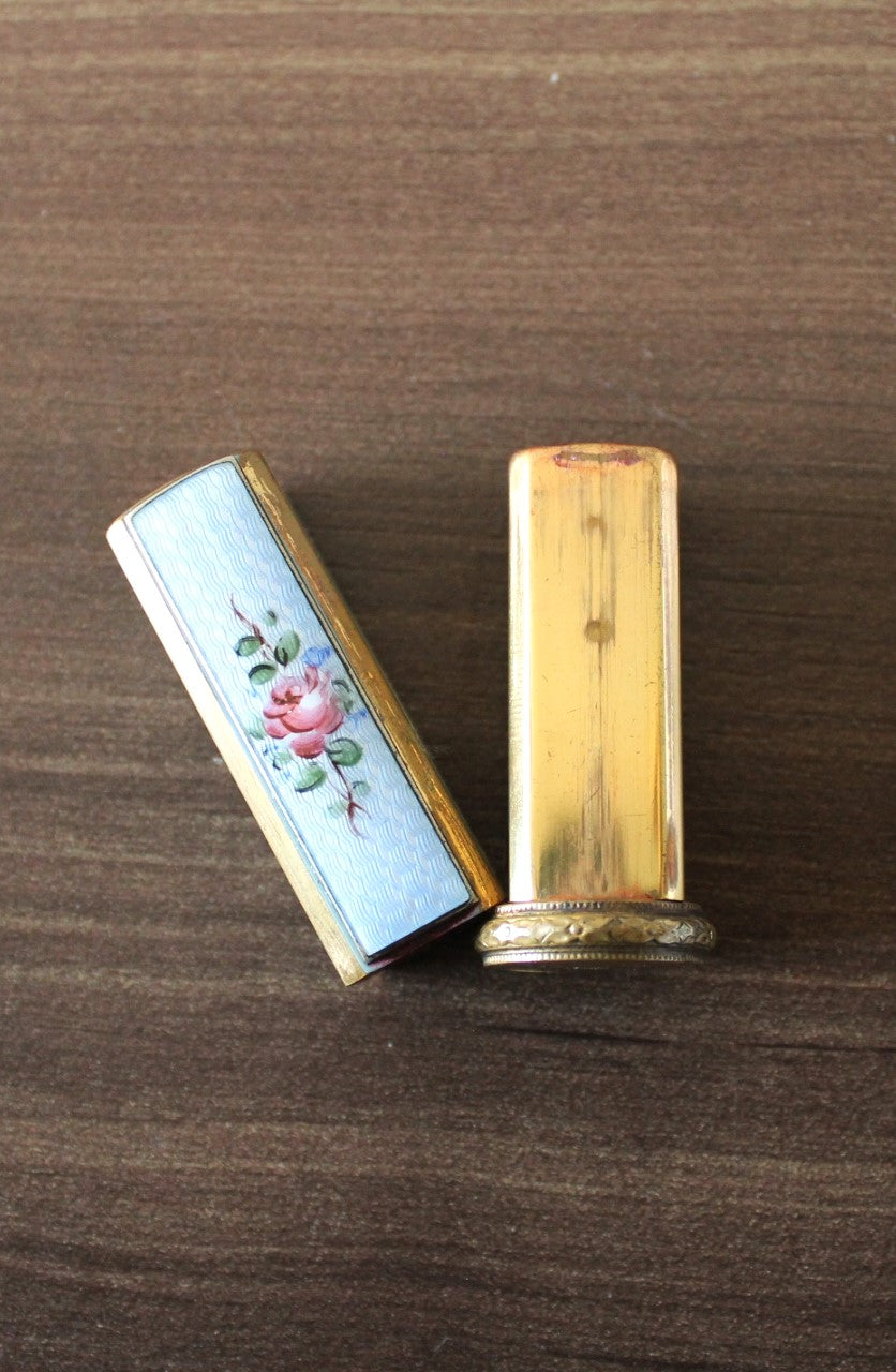 Antigo porta-batom em metal dourado com pintura floral