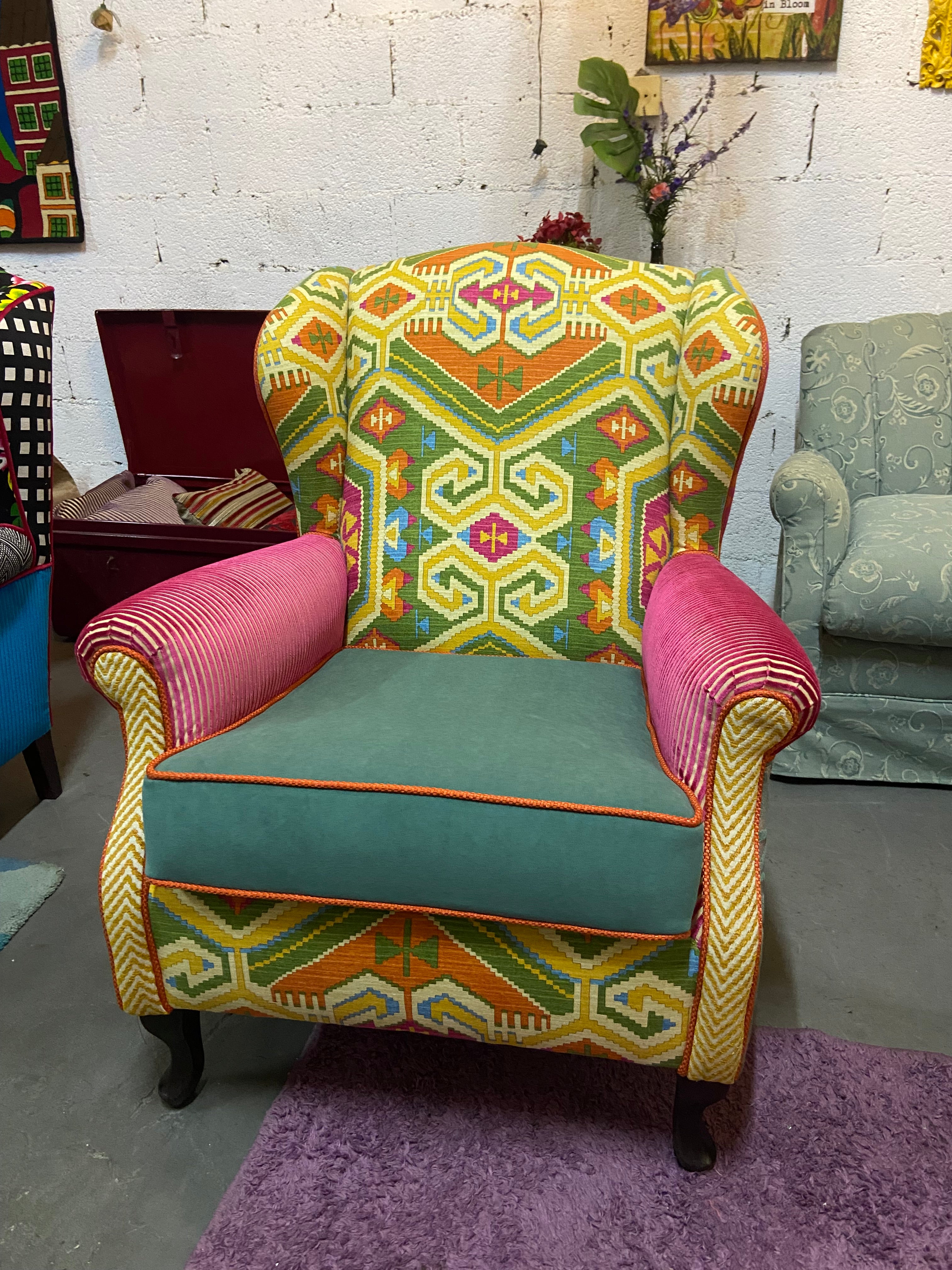 Poltrona Bergere Geo repaginada com tecidos estampados coloridos 