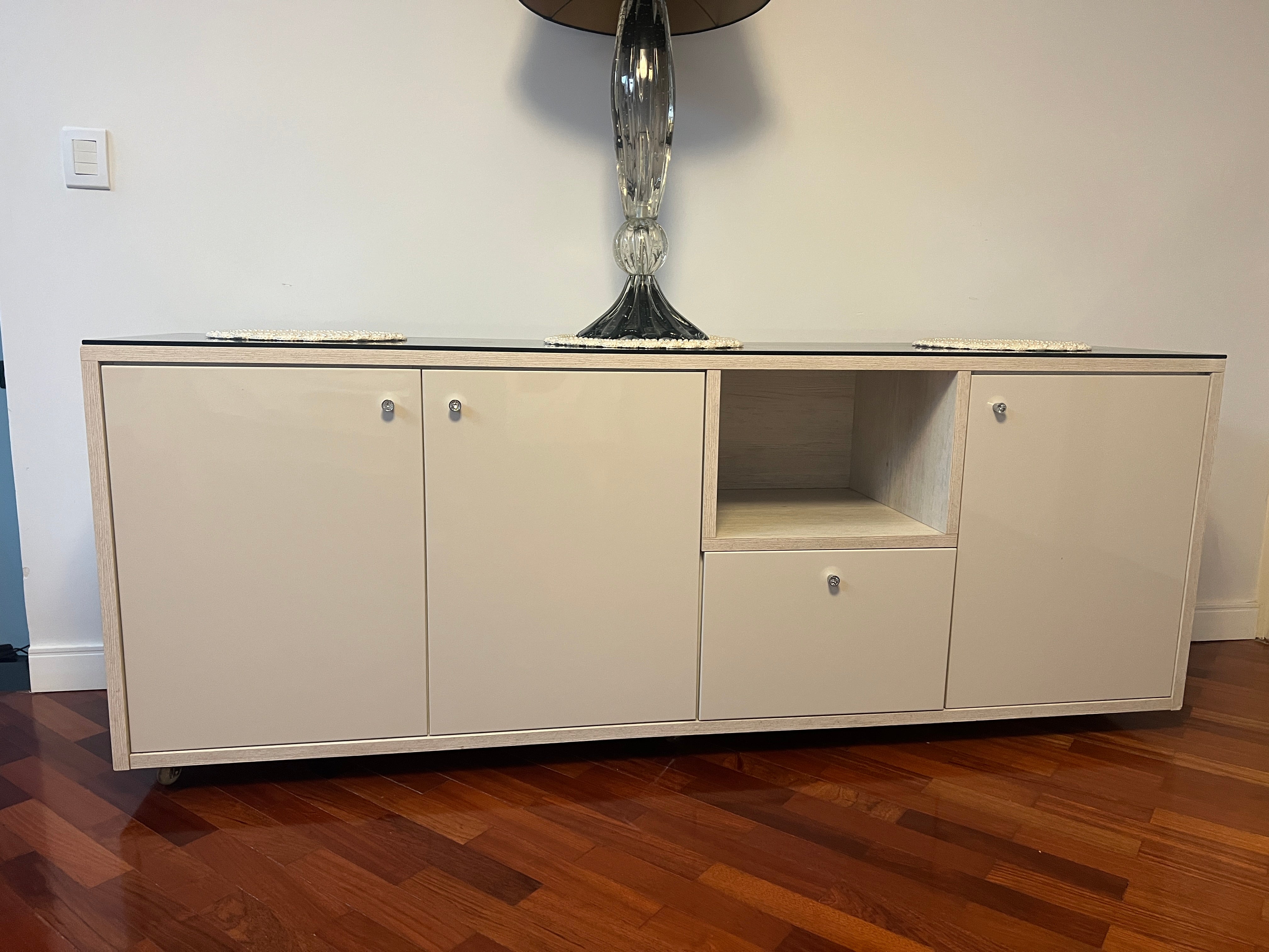 Buffet Aparador Cinza Claro com portas e gaveta