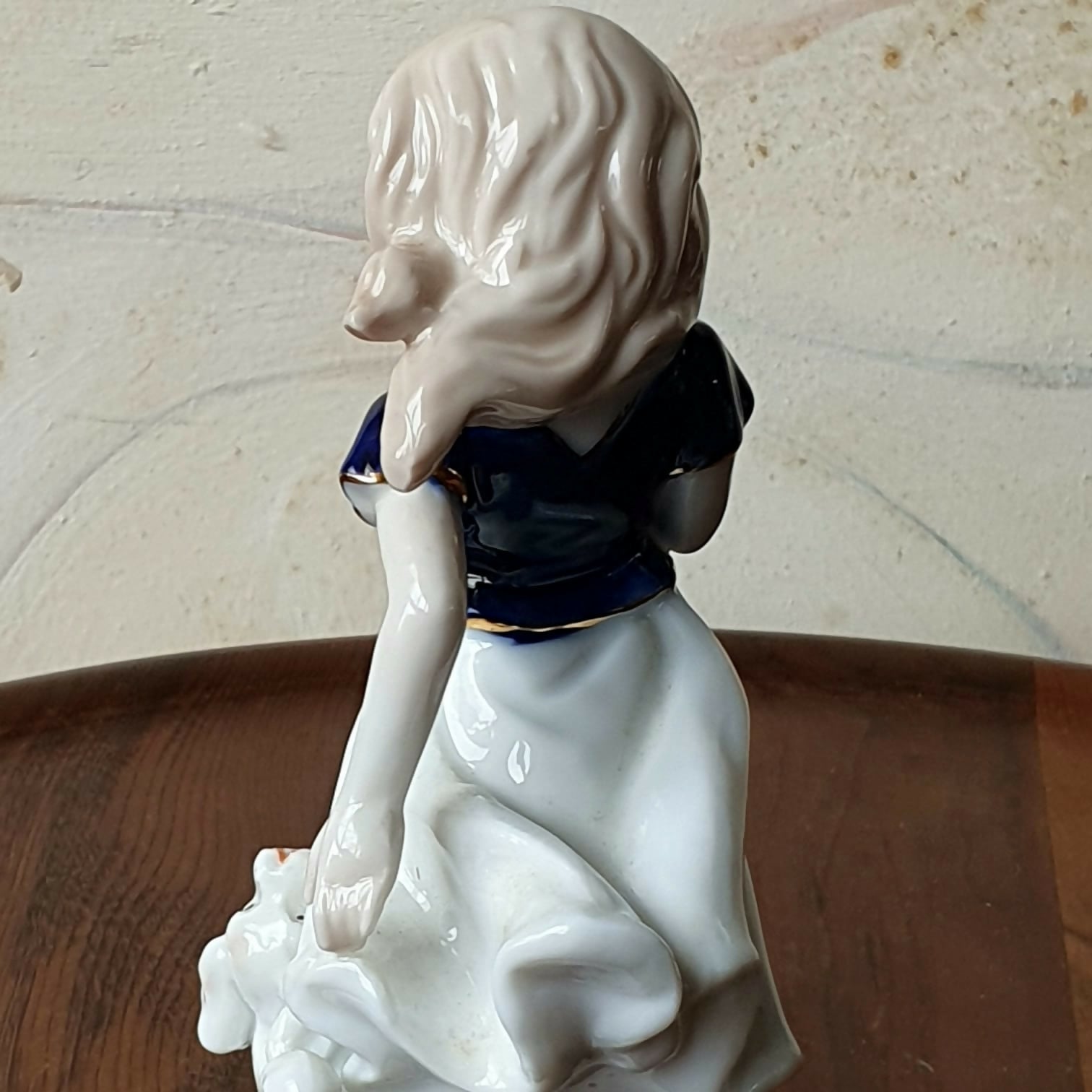 Escultura Menina com o cão em porcelana espanhola Lladró