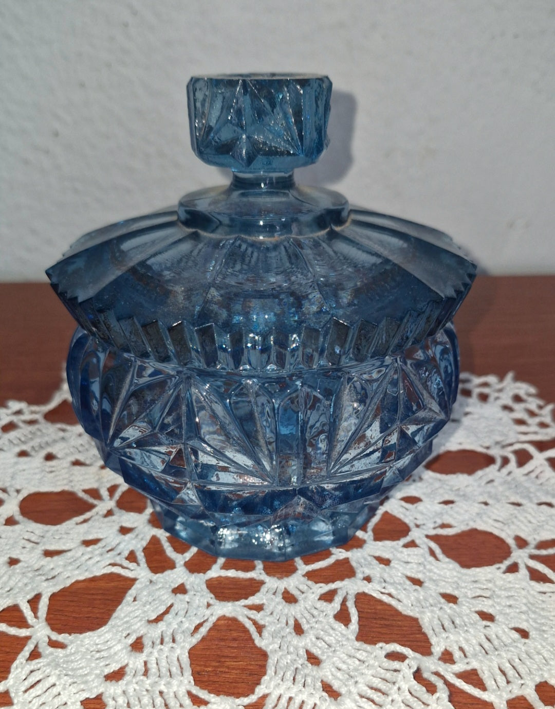 Bomboniere de vidrão lapidado azul com tampa 