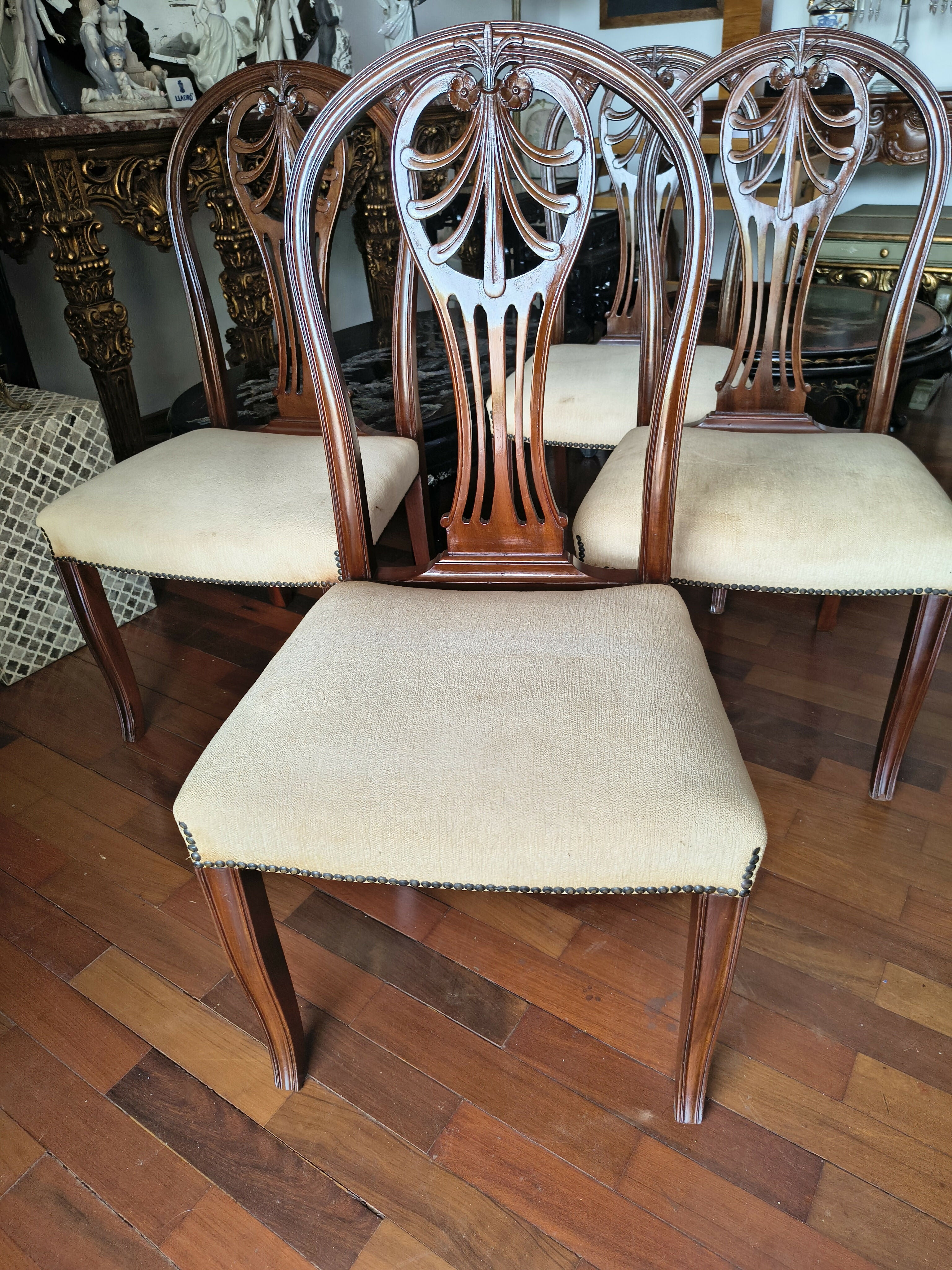 Conjunto de 4 Antigas Cadeiras em Mogno Entalhado. com estofado claro original