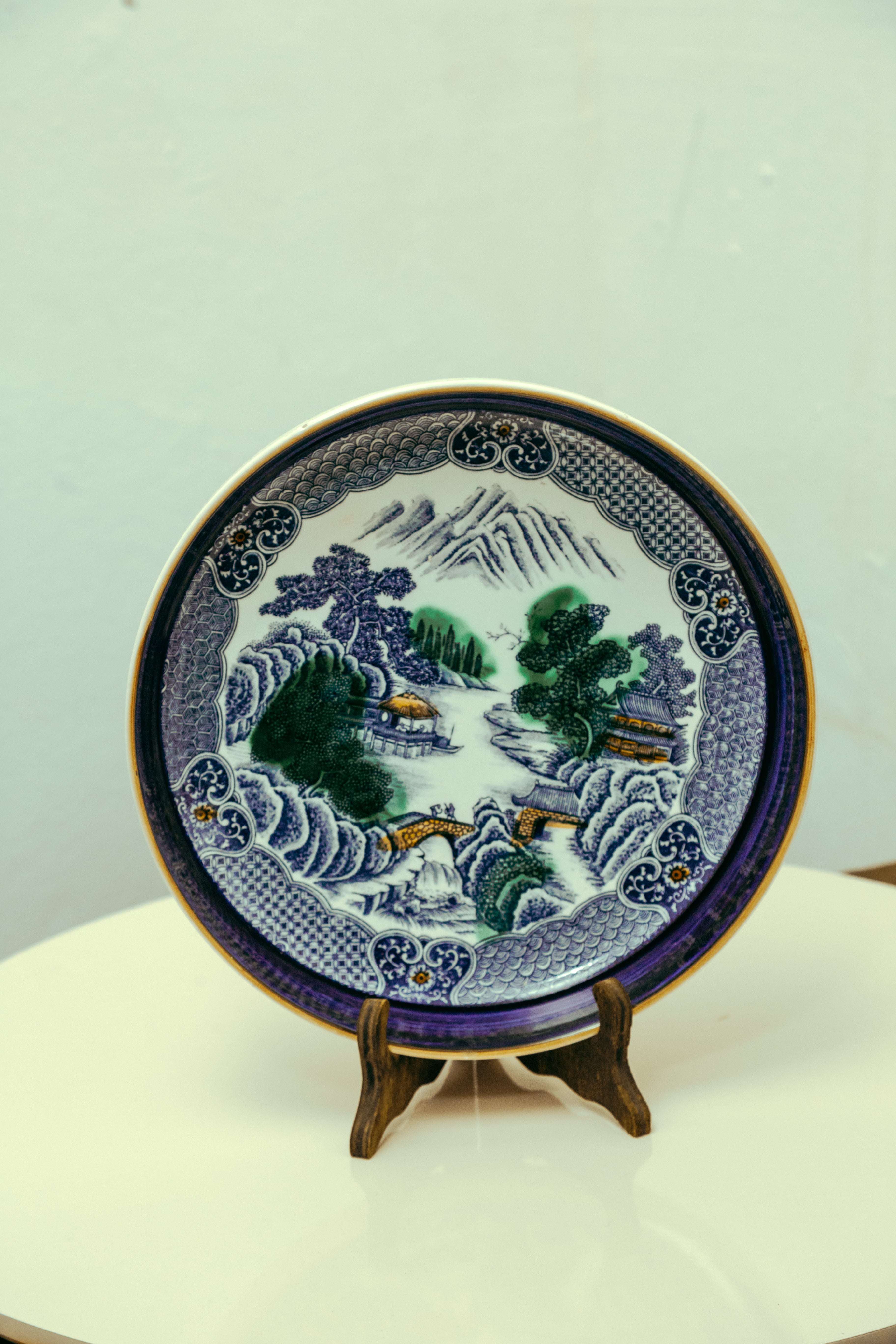 Travessa japonesa redonda em porcelana com borda azul cobalto e paisagens orientais (30cm) 