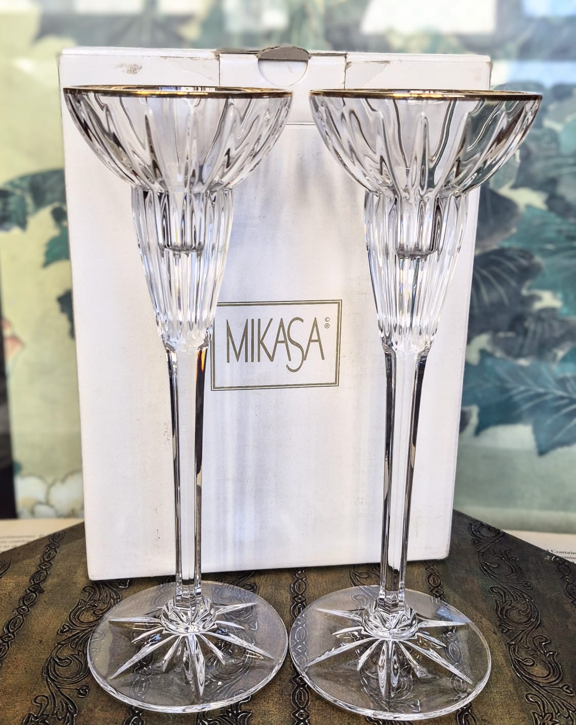 Par de castiçais feitos em cristal de chumbo alemão para Mikasa. Pertencem à renomada e muito elegante coleção "Golden Tiara". Na birda um delicado fio de ouro 24k.