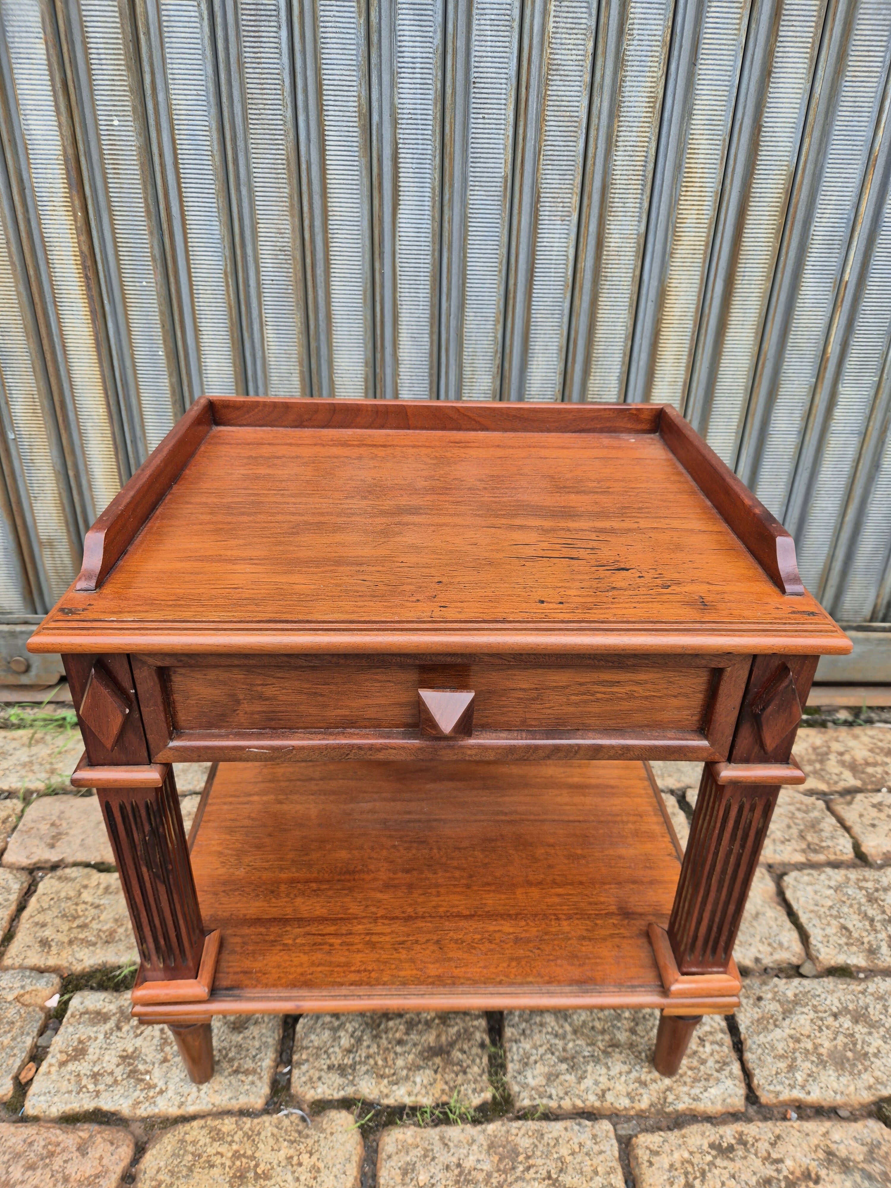 Mesa de cabeceira estilo Inglês