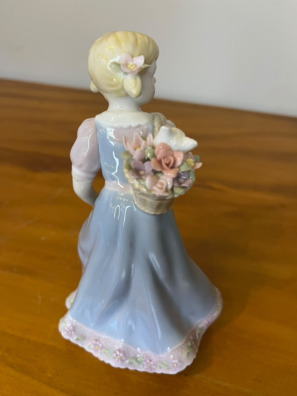 Escultura em Porcelana – Menina com Cesto de Flores e Gato – 16 cm