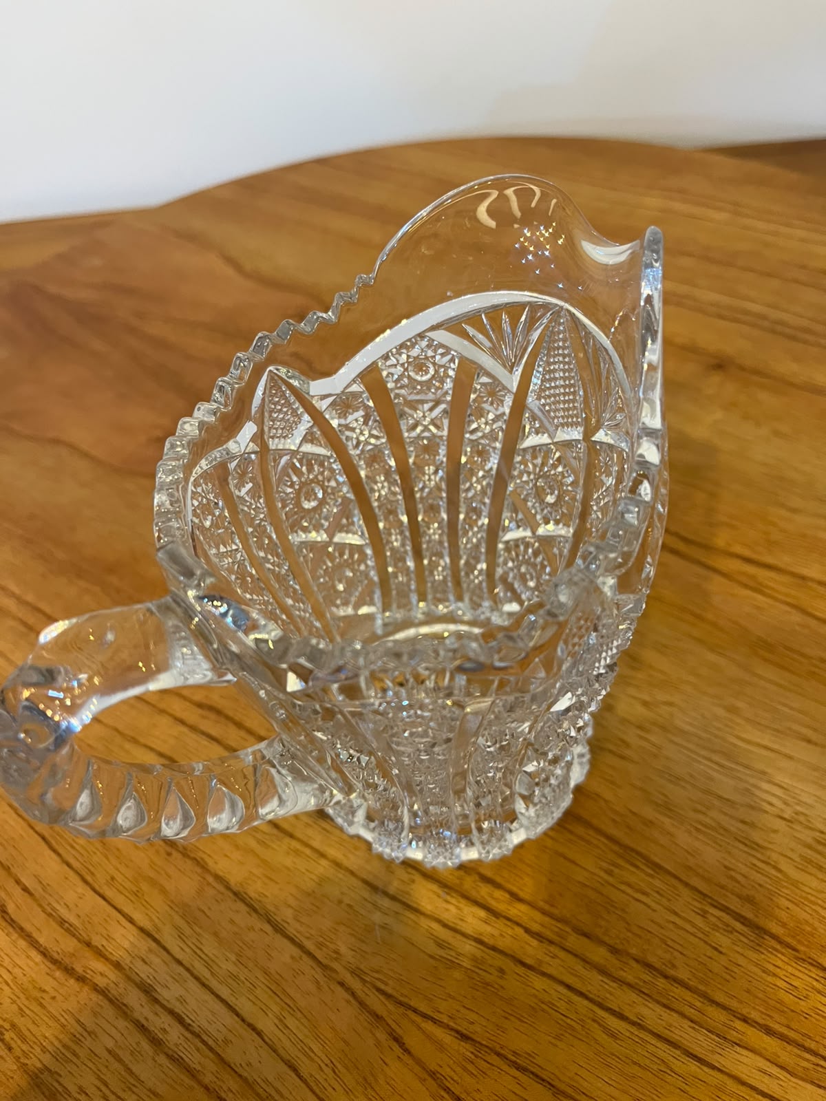 Jarra pequena em vidro trabalhado com decoração geométrica – 13,5 cm