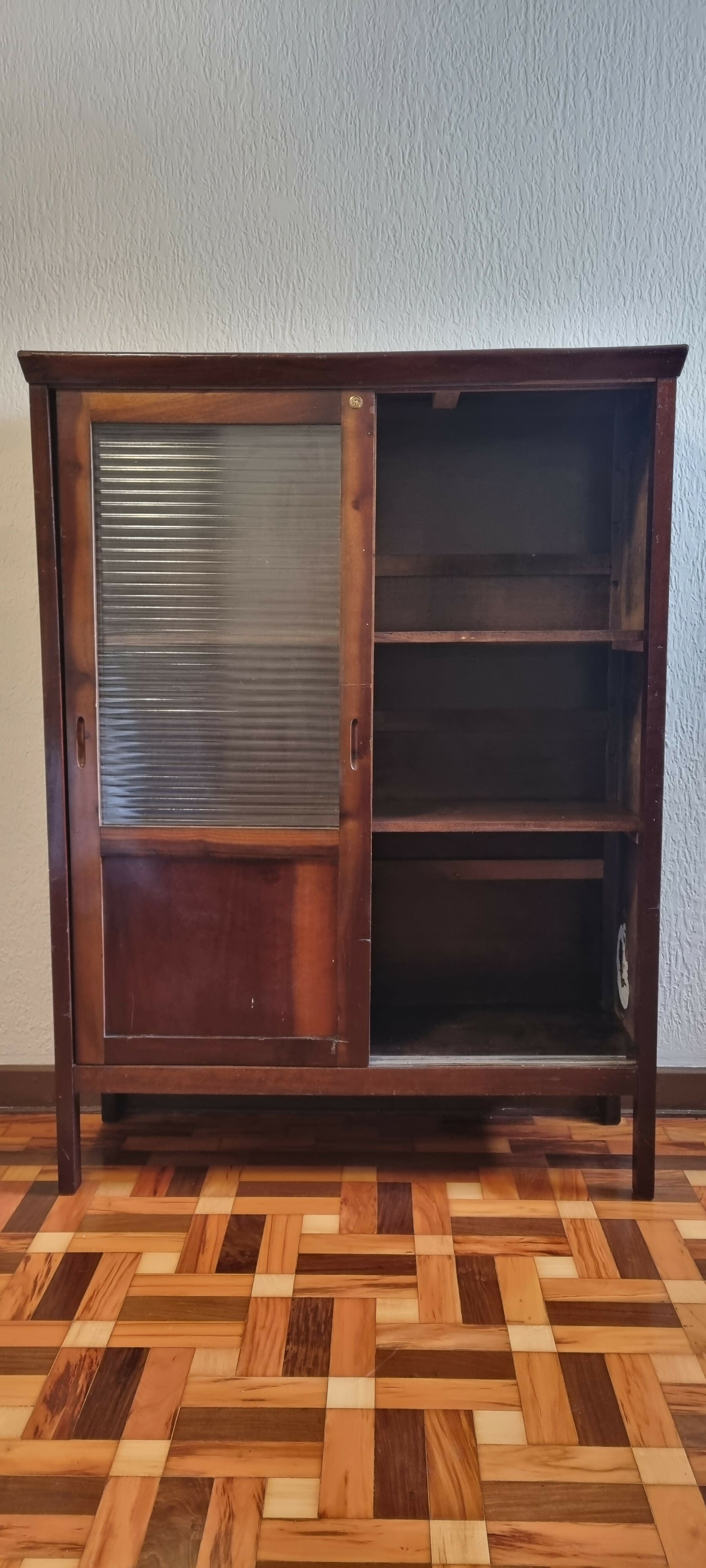 Livreiro Tipo Miele com vidro canelado