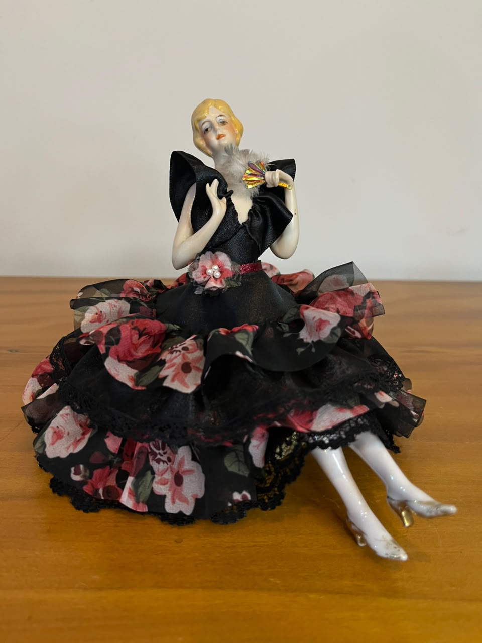 Boneca de porcelana estilo boudoir com vestido em tecido preto com flores – 14 cm