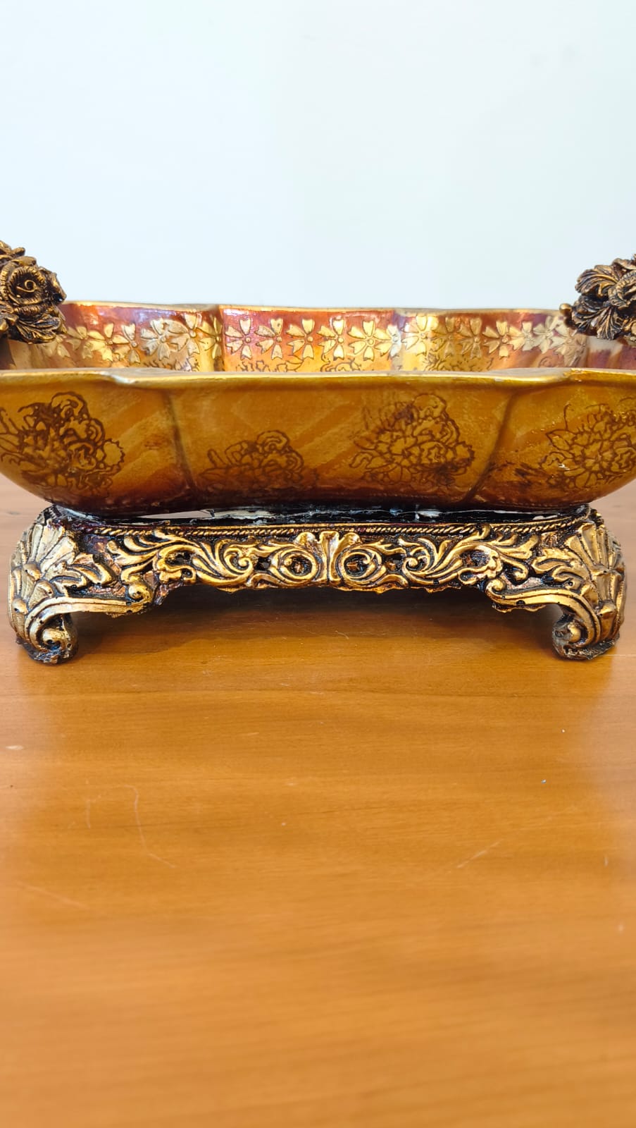 Centro de Mesa Decorativo Retangular Dourado com Motivos Florais – 30 × 19 cm