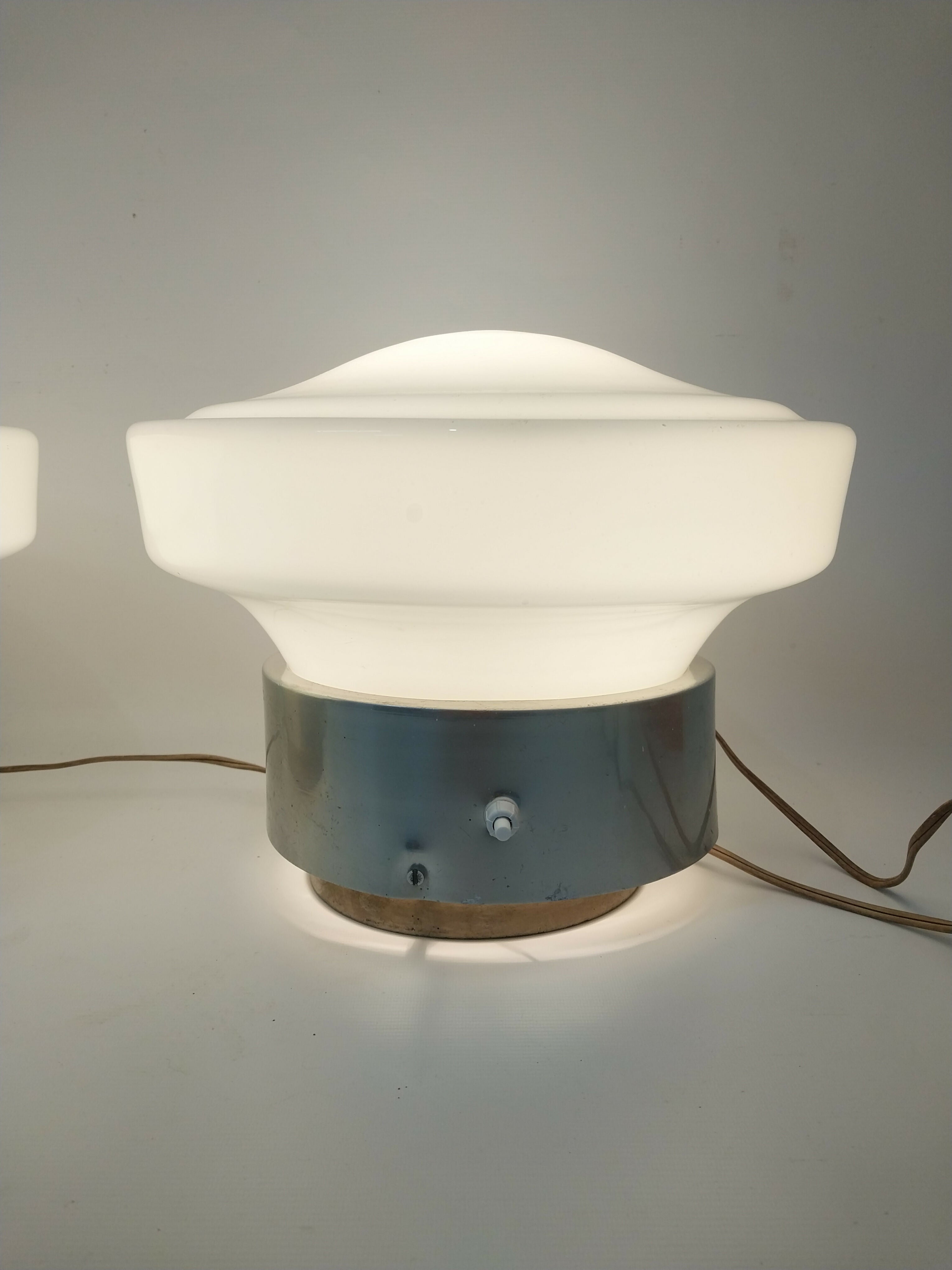 Par de Luminárias Mid Century em Metal e Opalina