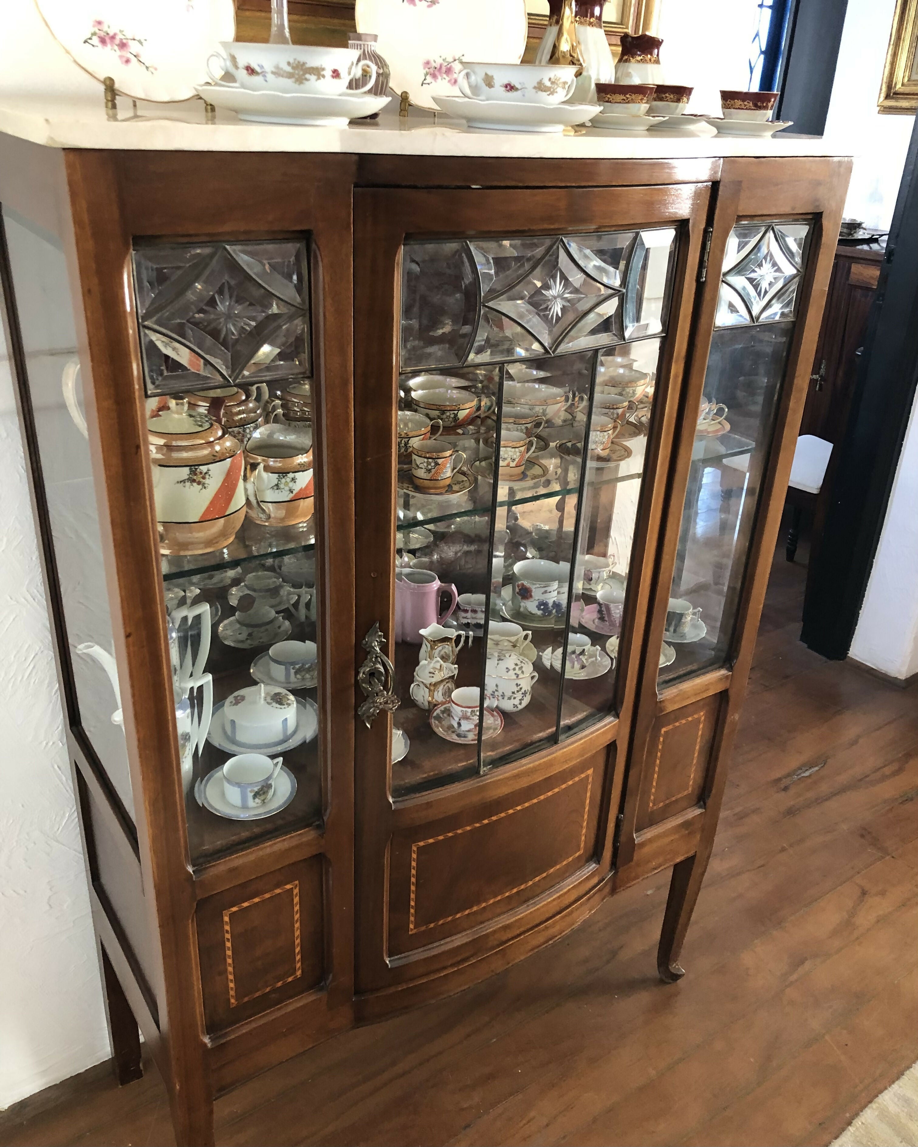 Cristaleira Art Deco com Marchetaria