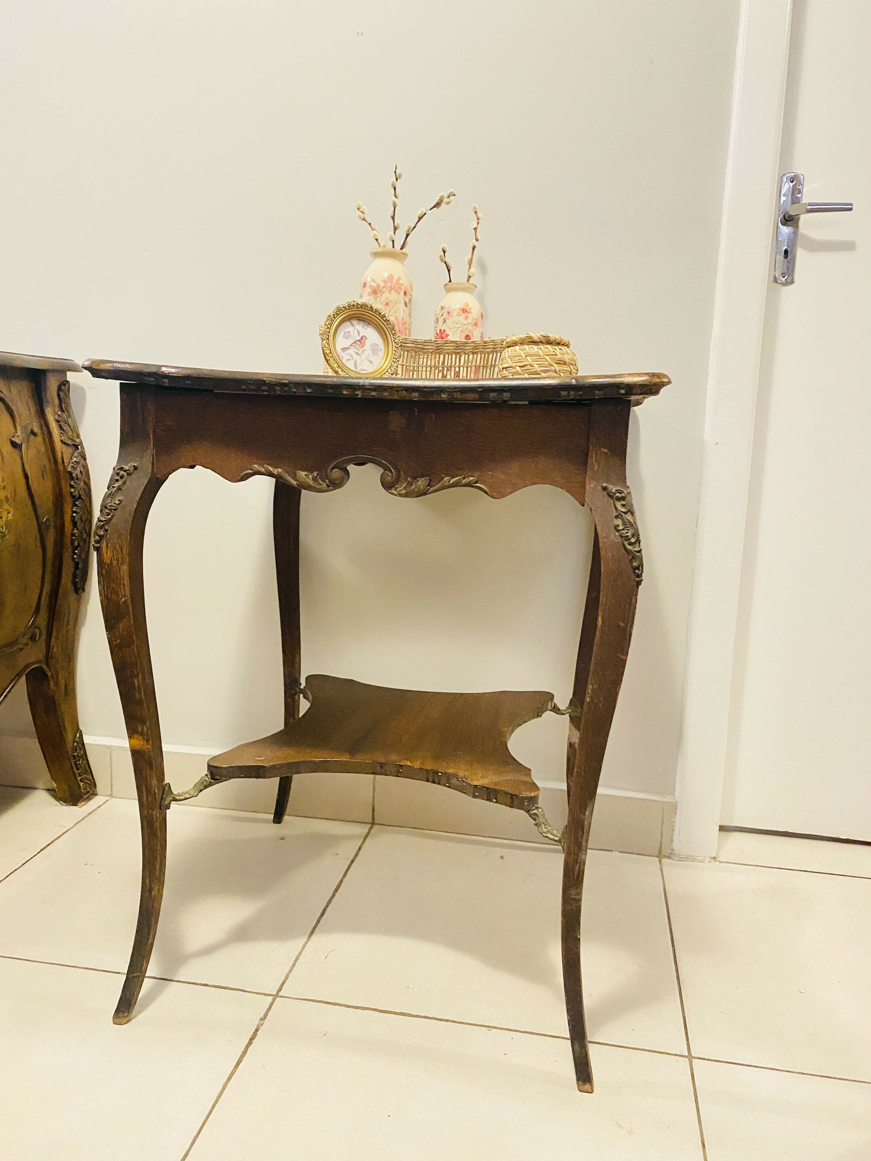 Mesa de canto antiga (Luis XV) com detalhes em bronze