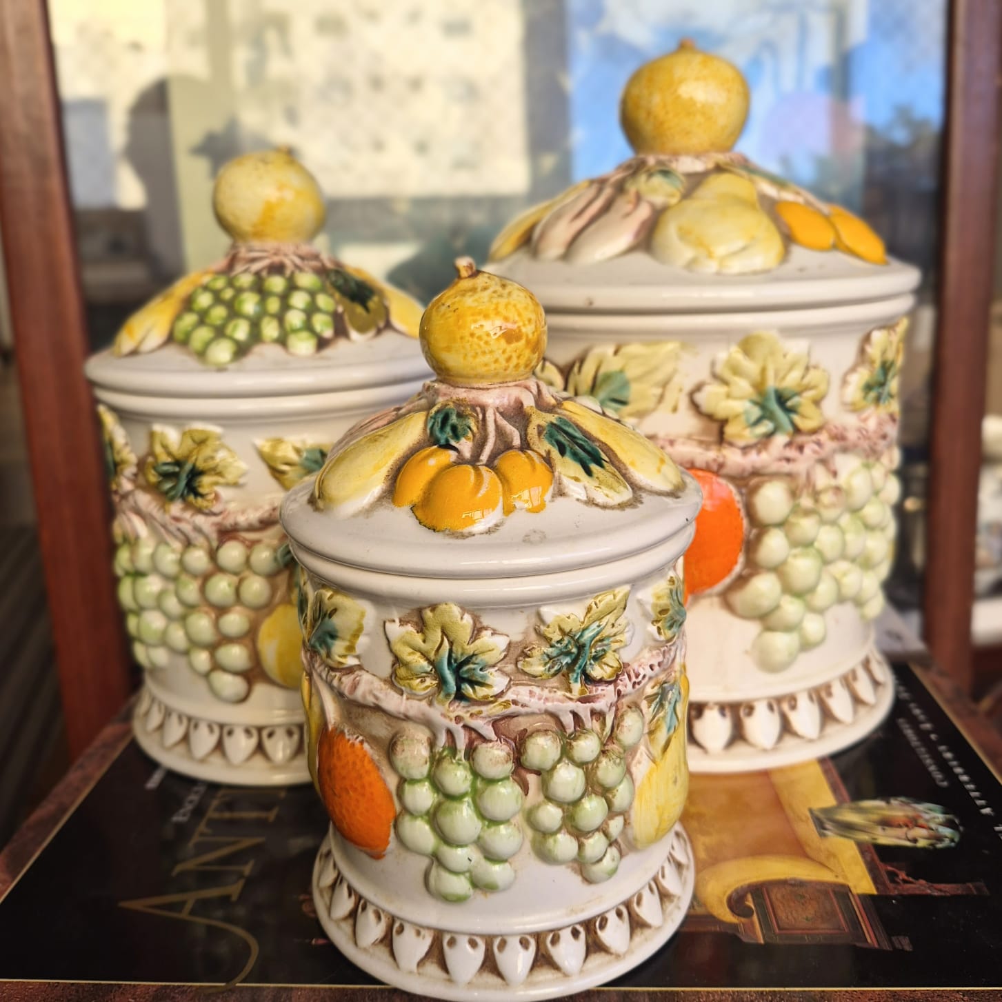 Lindíssimo conjunto de 3 potiches/ biscoiteiras/ porta mantimentos/ peças de decoração em cerâmica vintage estadounidense Lefton.   Linha Della Robbia Mult-Fruit foi produzida pintada à mão  nos anos 60/70 no Japão.