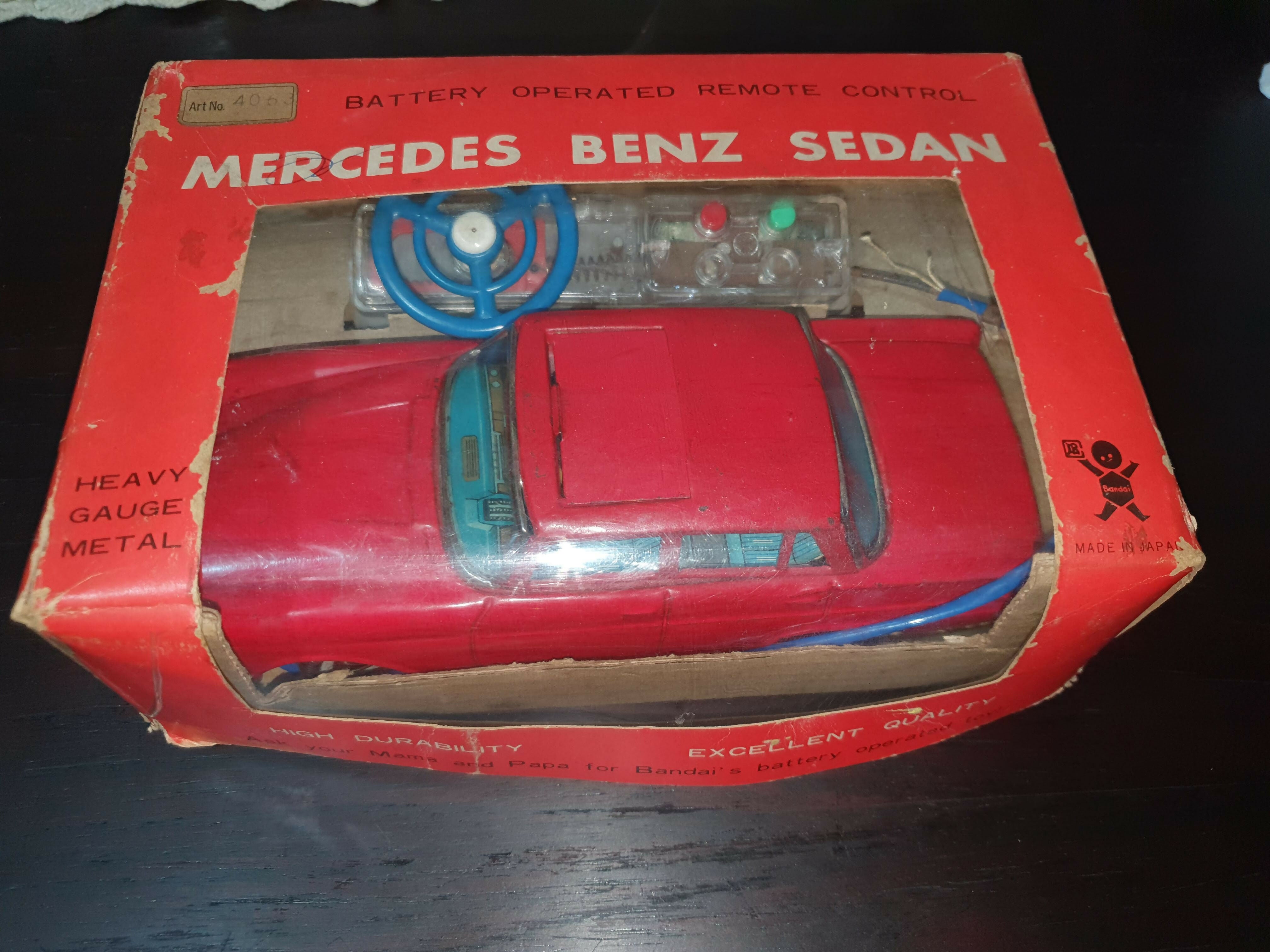 BRINQUEDO ANTIGO CARRO Mercedes Benz Sedan De Metal BANDAI