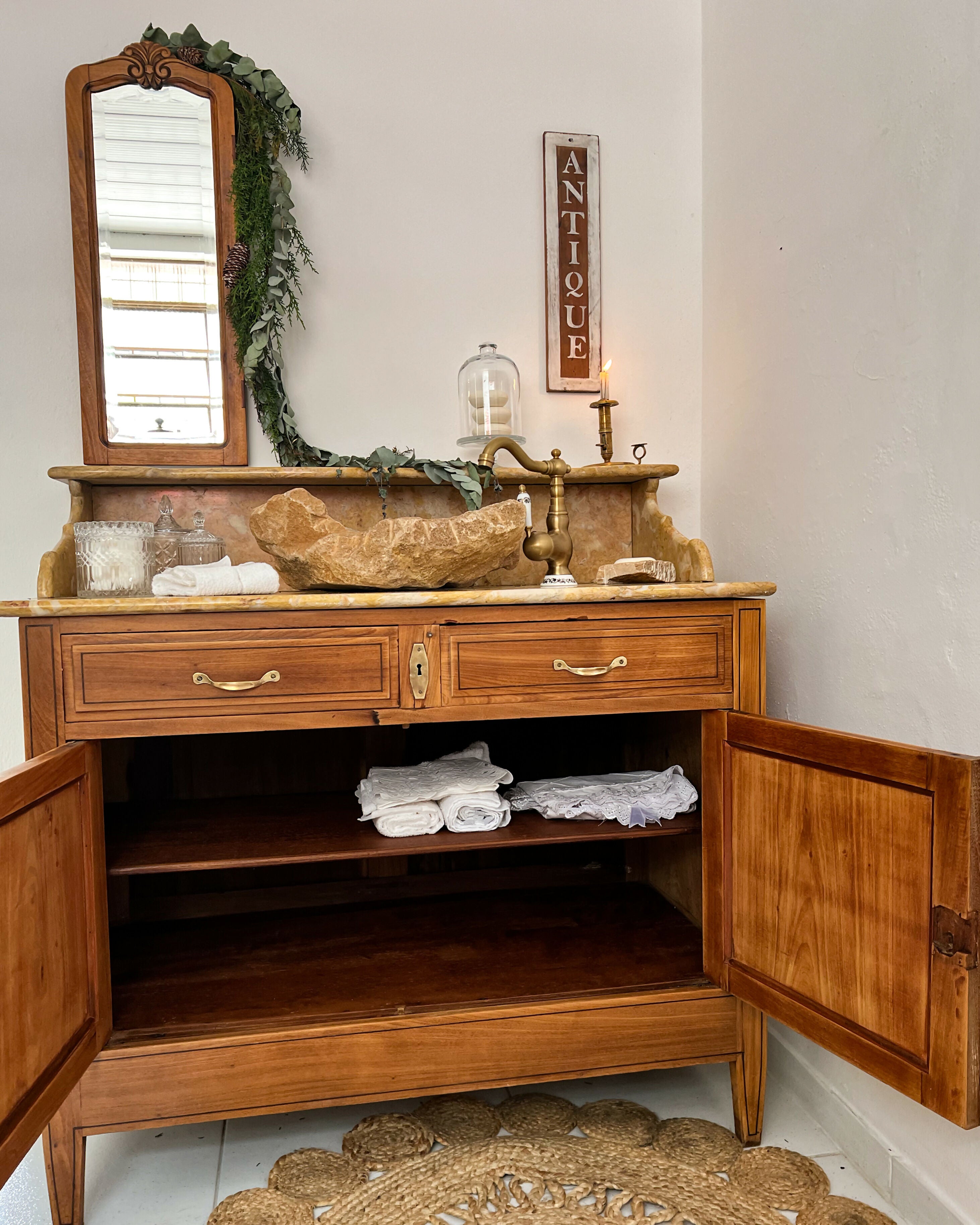 Móvel lavabo em. madeira marchetada e mármore