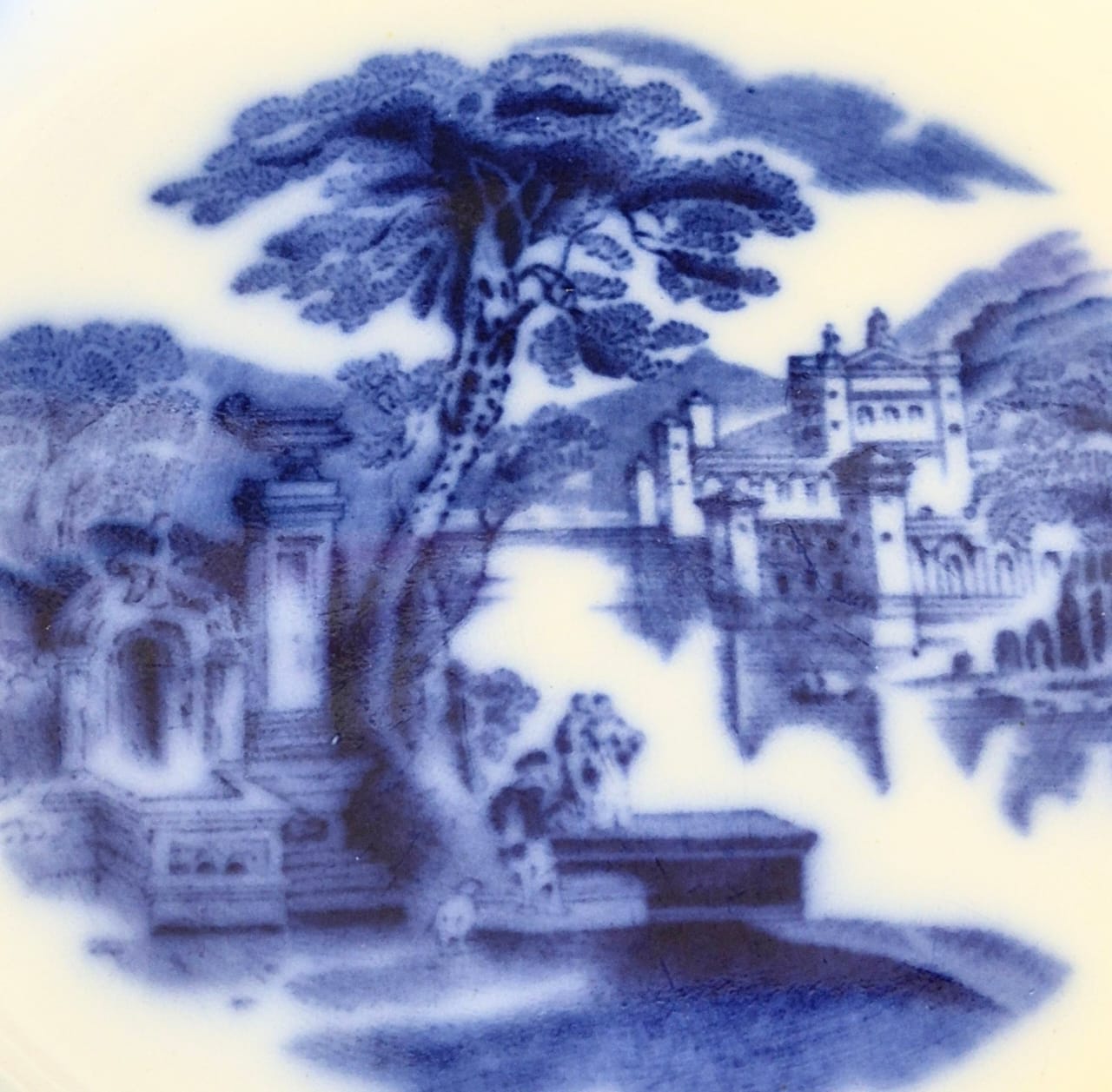  Prato decorativo antigo, raro, em porcelana inglesa Grindley,  modelo Shanghai (de 1890) padrão " Flow Blue" - Borrão.