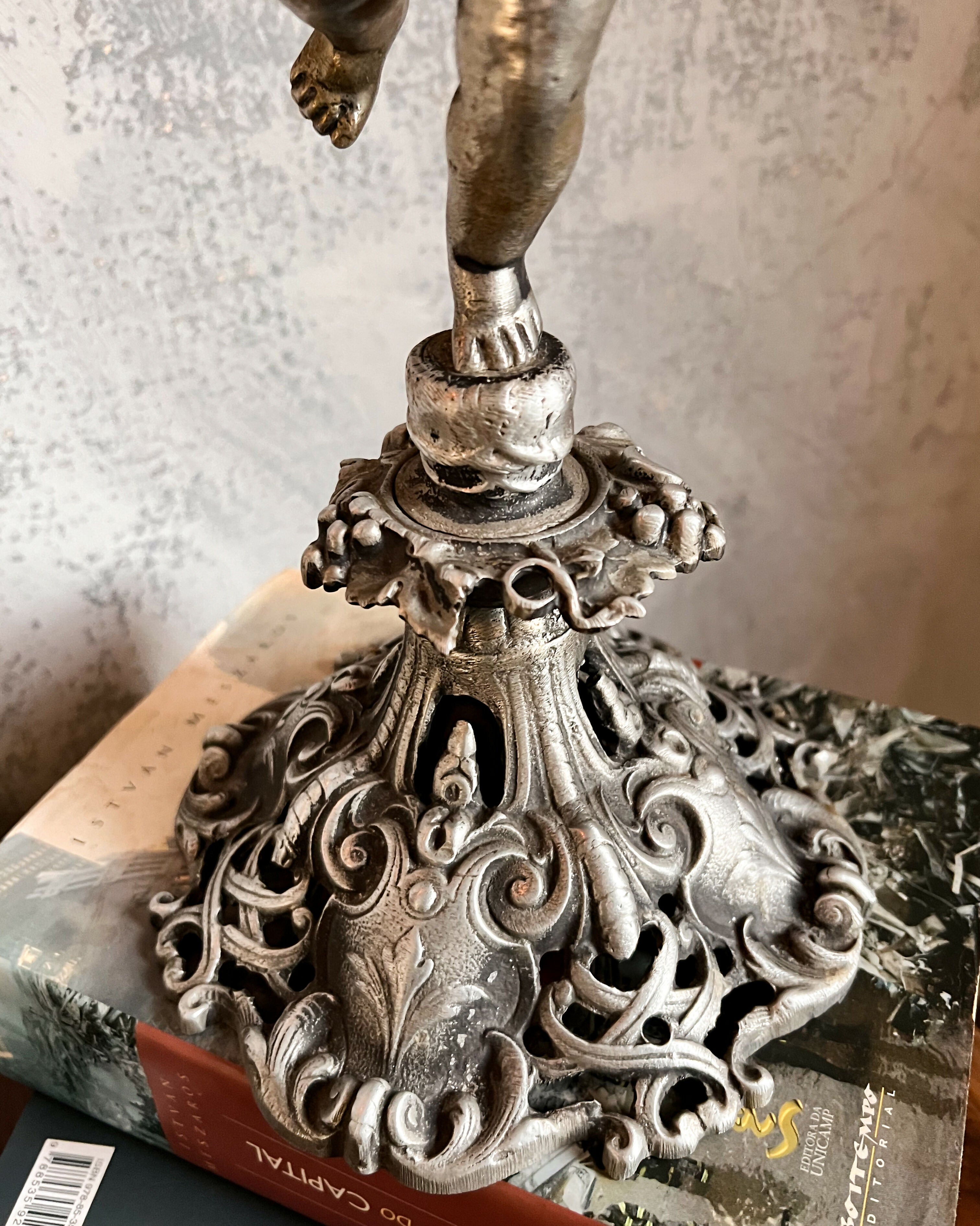 Antigo par de Castiçais querubins tocheiros em metal espessurado