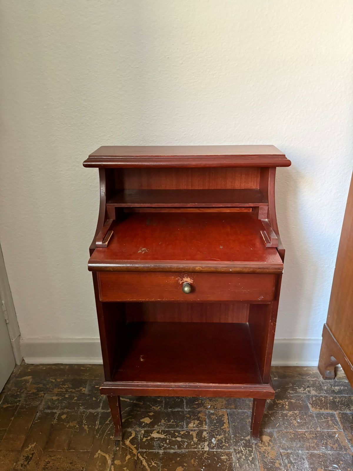 Escrivaninha infantil em madeira com mesinha retrátil